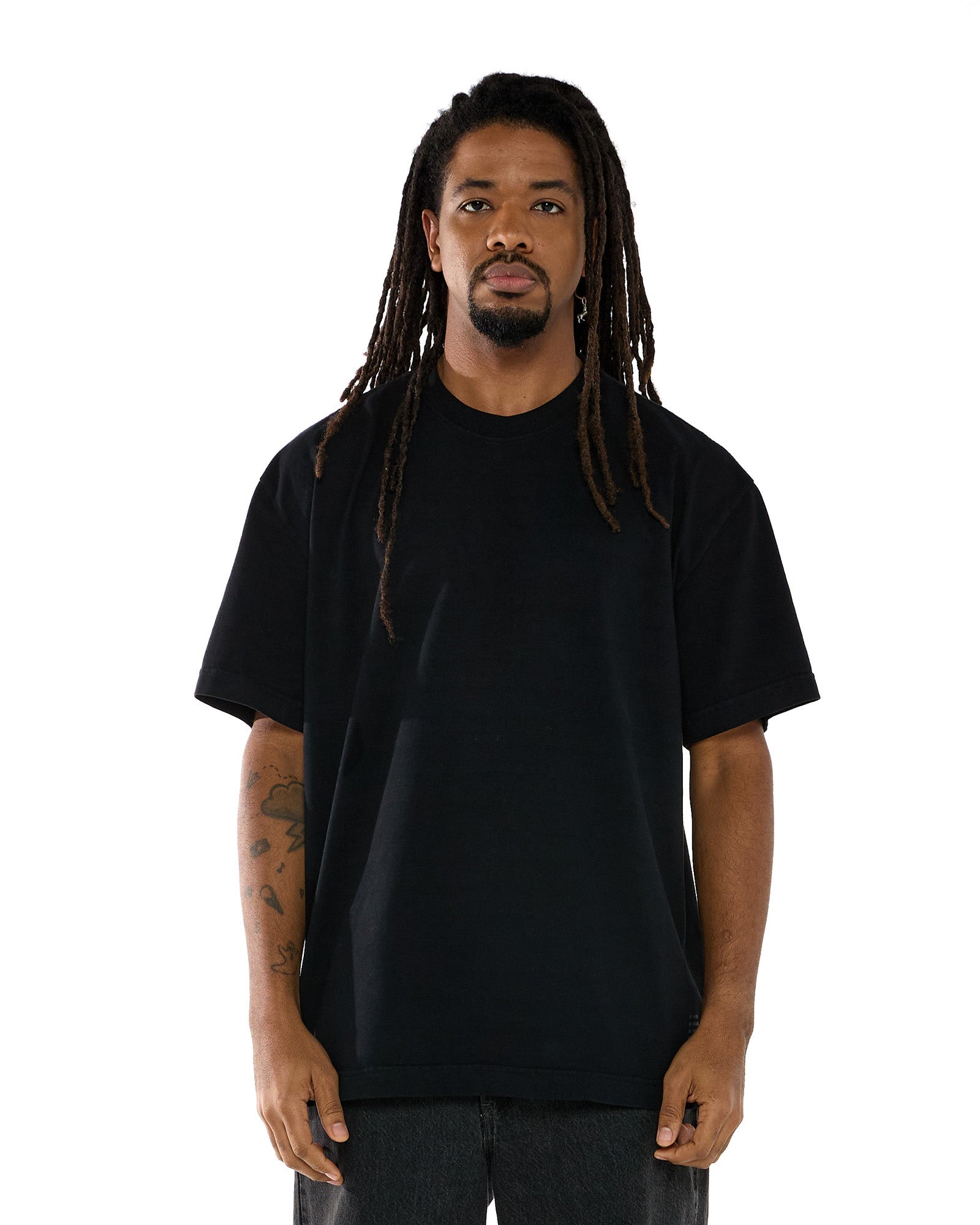 Modelo vestindo a t-shirt oversized na cor preta, vista de frente