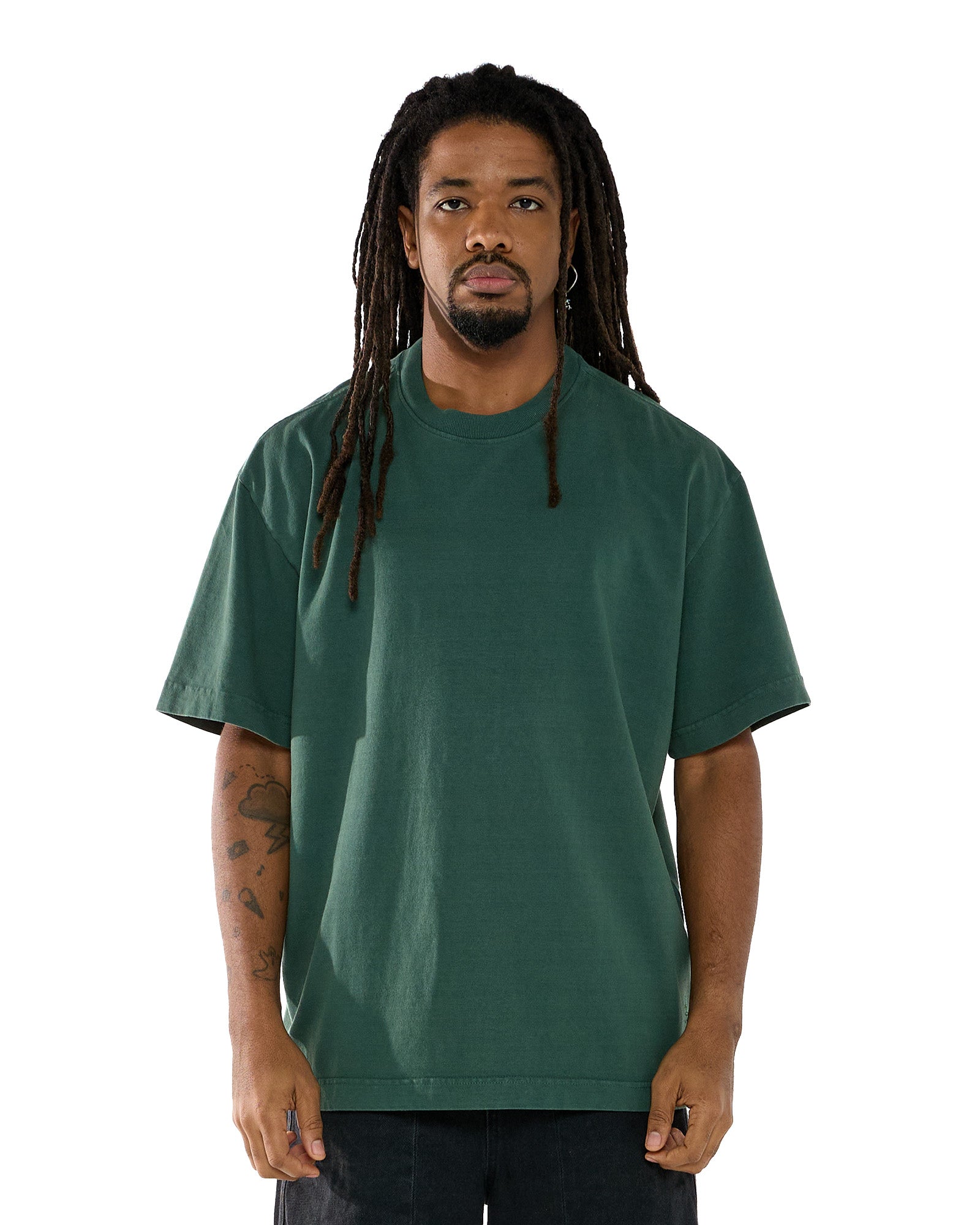 Modelo vestindo a t-shirt oversized na cor verde musgo, vista de frente