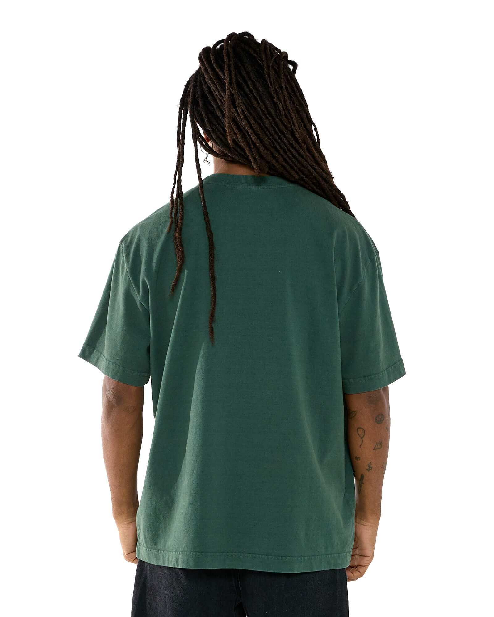 Modelo vestindo a t-shirt oversized na cor off white, vista de costas