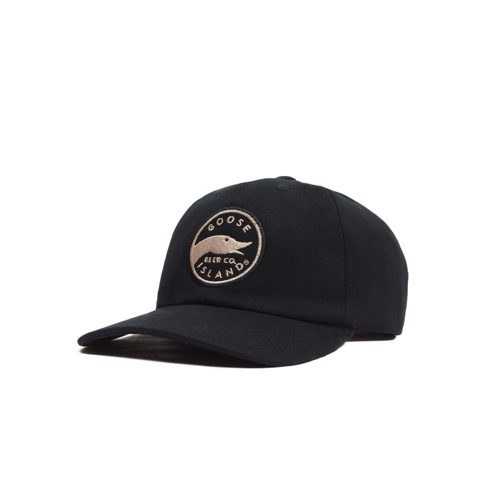 Foto Still do Boné Kiji x Goose Island Preto com o logo da marca bordado em tons de dourado