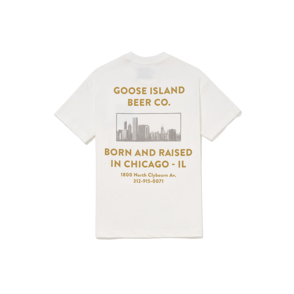 Foto Still da T-Shirt Classic Kiji x Goose Island Born and Raised Off-White, a estampa fica nas costas com uma foto de chicago centralizada, acima dela, em amarelo, temos os os dizeres "Goose Island Beer Co." e abaixo "Born and Raised in Chicago - IL ", além da localização da avenida onde a foto foi tirada.