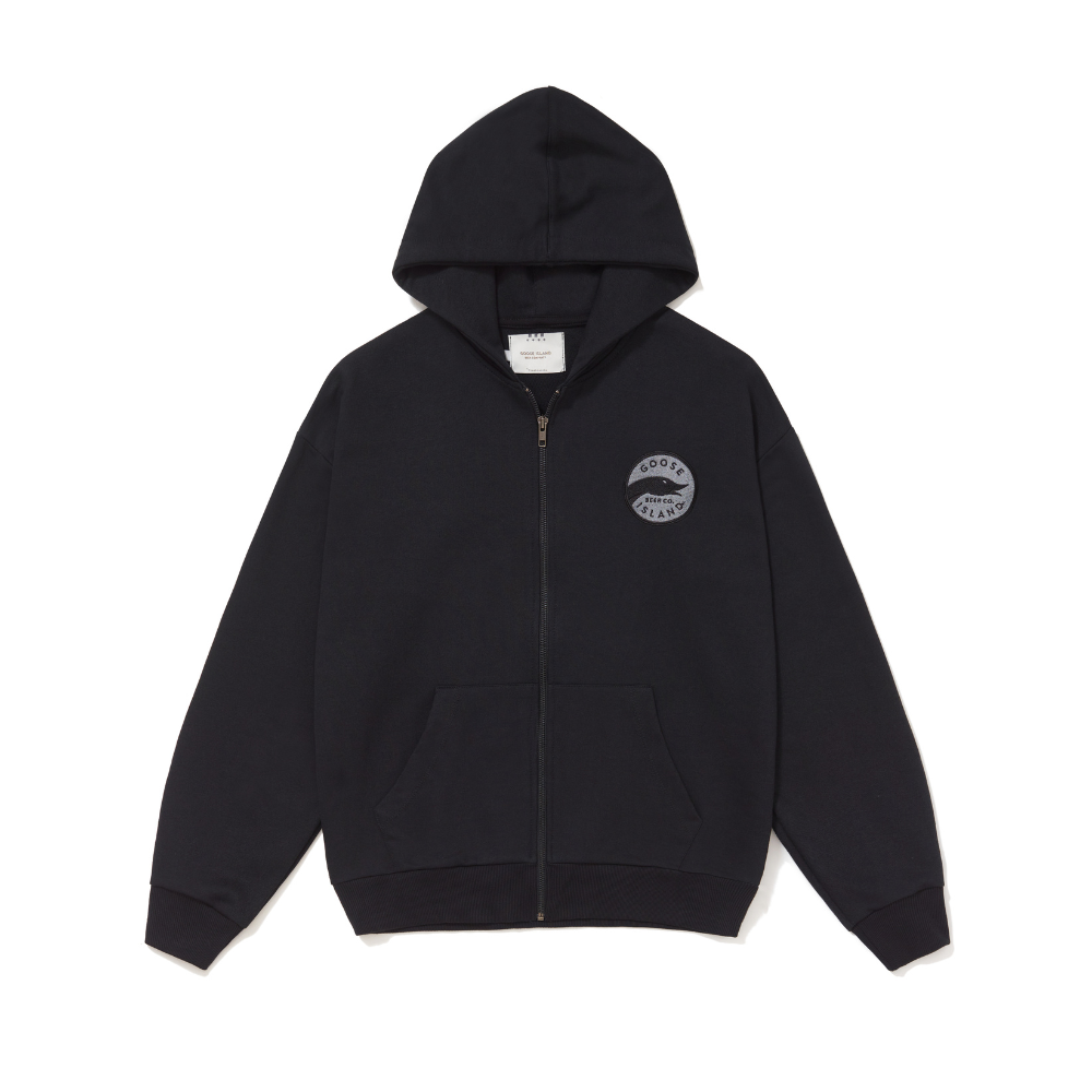 Foto Still do Moletom com capuz Kiji x Goose Island Preto, o logo da marca foi bordado no lado esquerdo do peito em tons de branco e preto