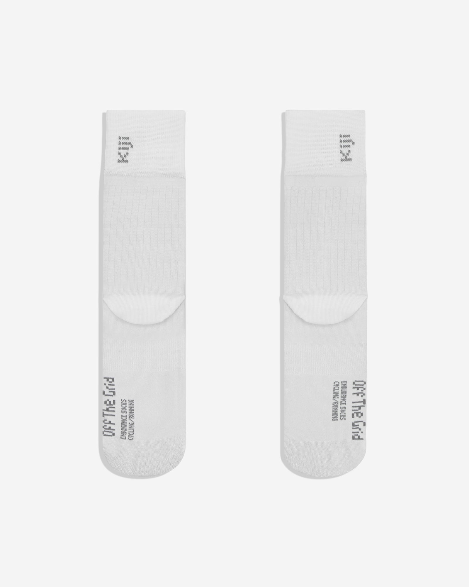 Vista de Costas da Meia Kiji Running and Cycling Branca, a meia possui o logo da kiji na canela e os dizeres "Off The Grid - Endurance Socks Cycling/Running" na sola