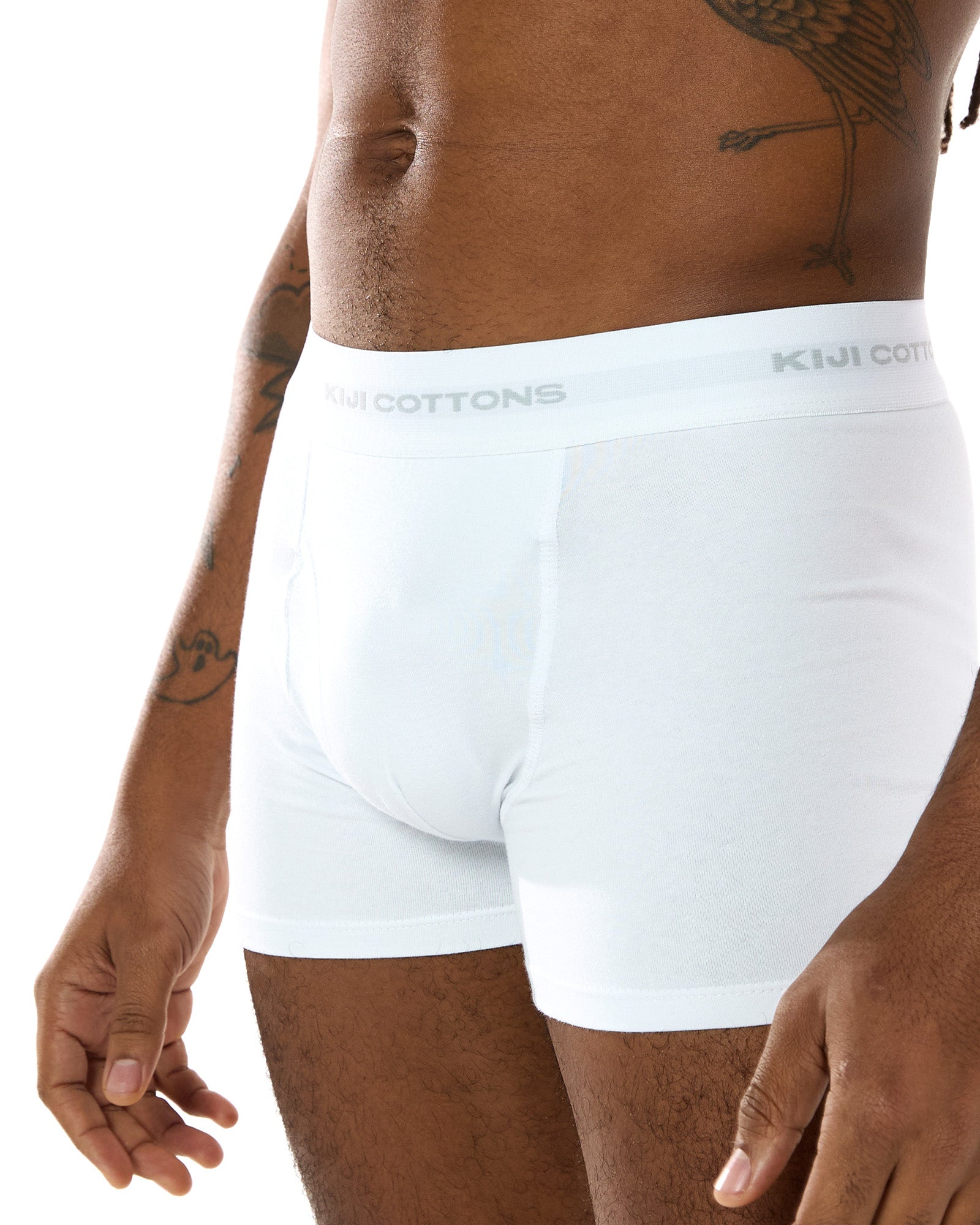 foto de detalhe cueca boxer kiji branca, destaque para o elástico exclusivo da kiji cottons