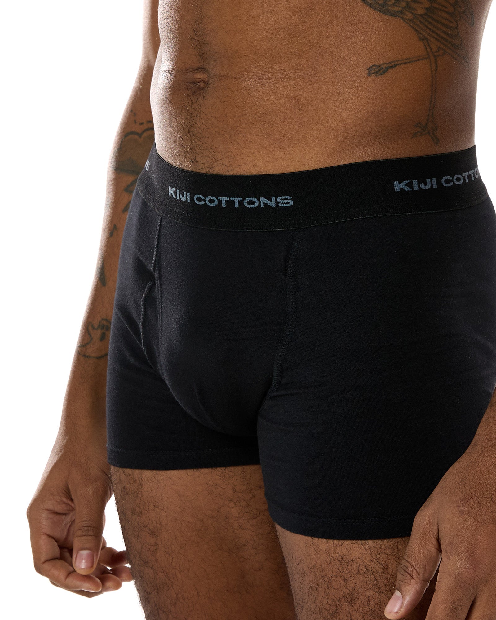 foto de detalhe cueca boxer kiji preta, destaque para o elástico exclusivo kiji cottons