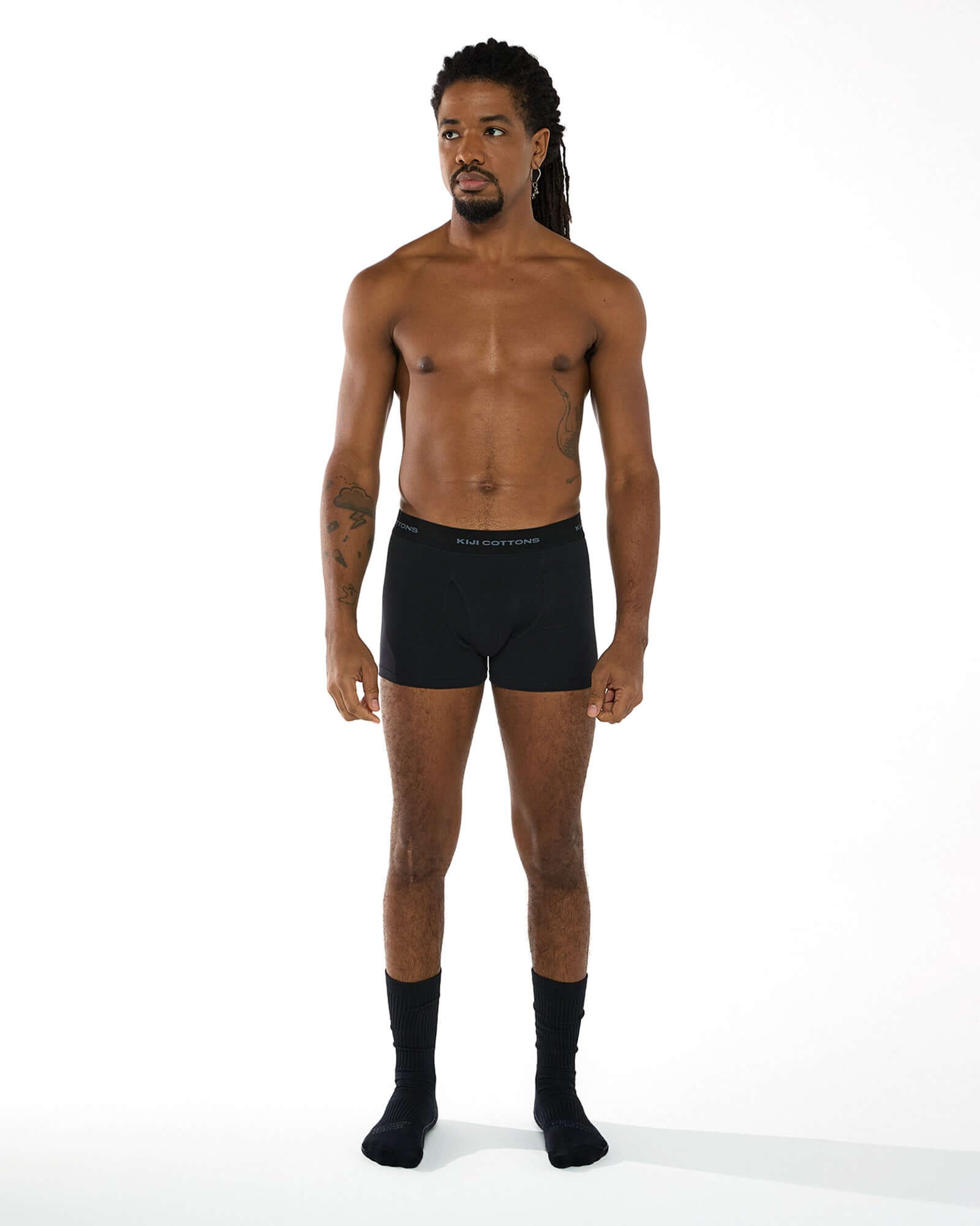 foto do modelo vestindo a cueca boxer kiji preta