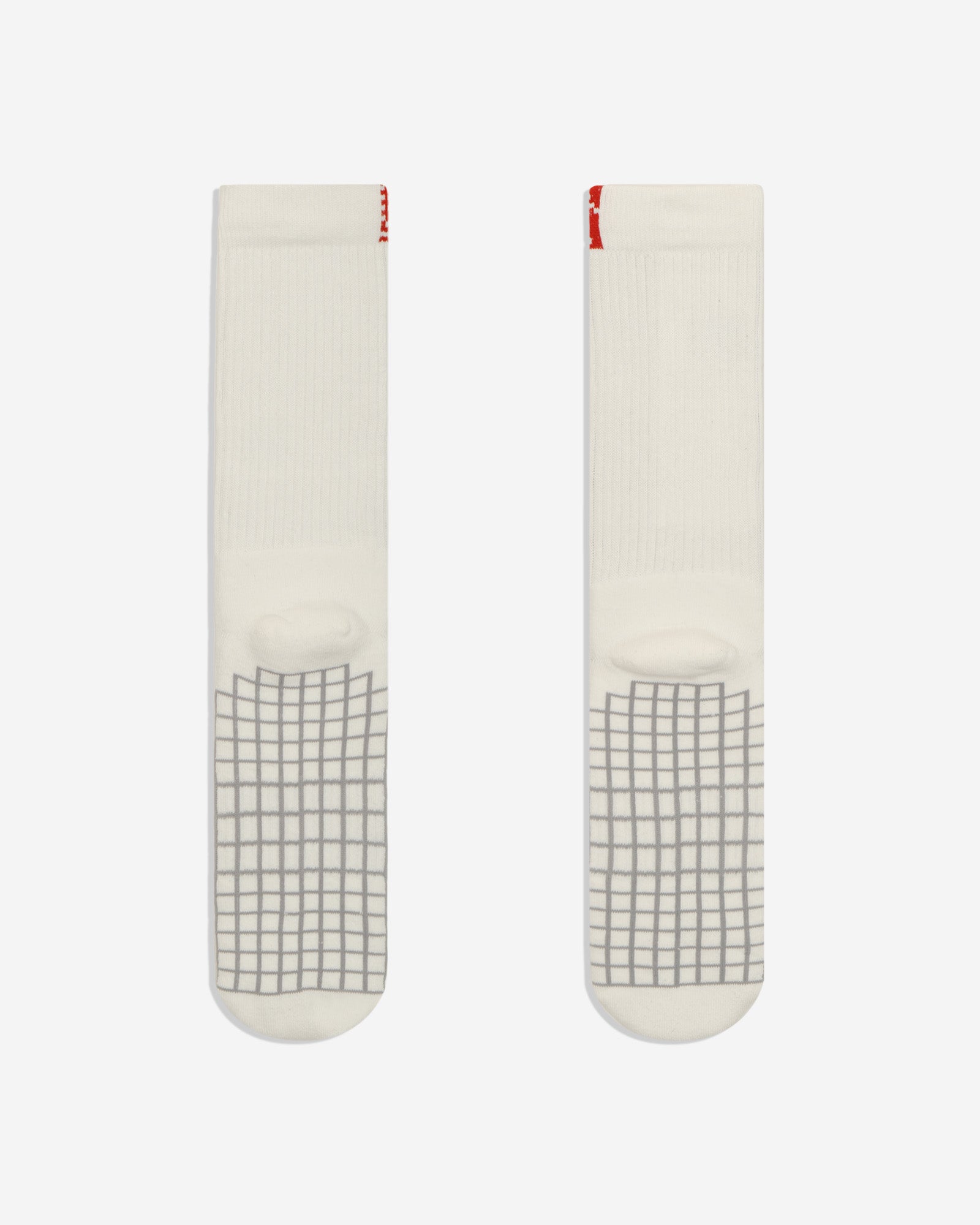 Vista de costas da Meia Cano Alto Kiji Flag na cor Off-White. Na sola ,a meia possui um desenho de uma malha quadriculada na cor cinza escuro.