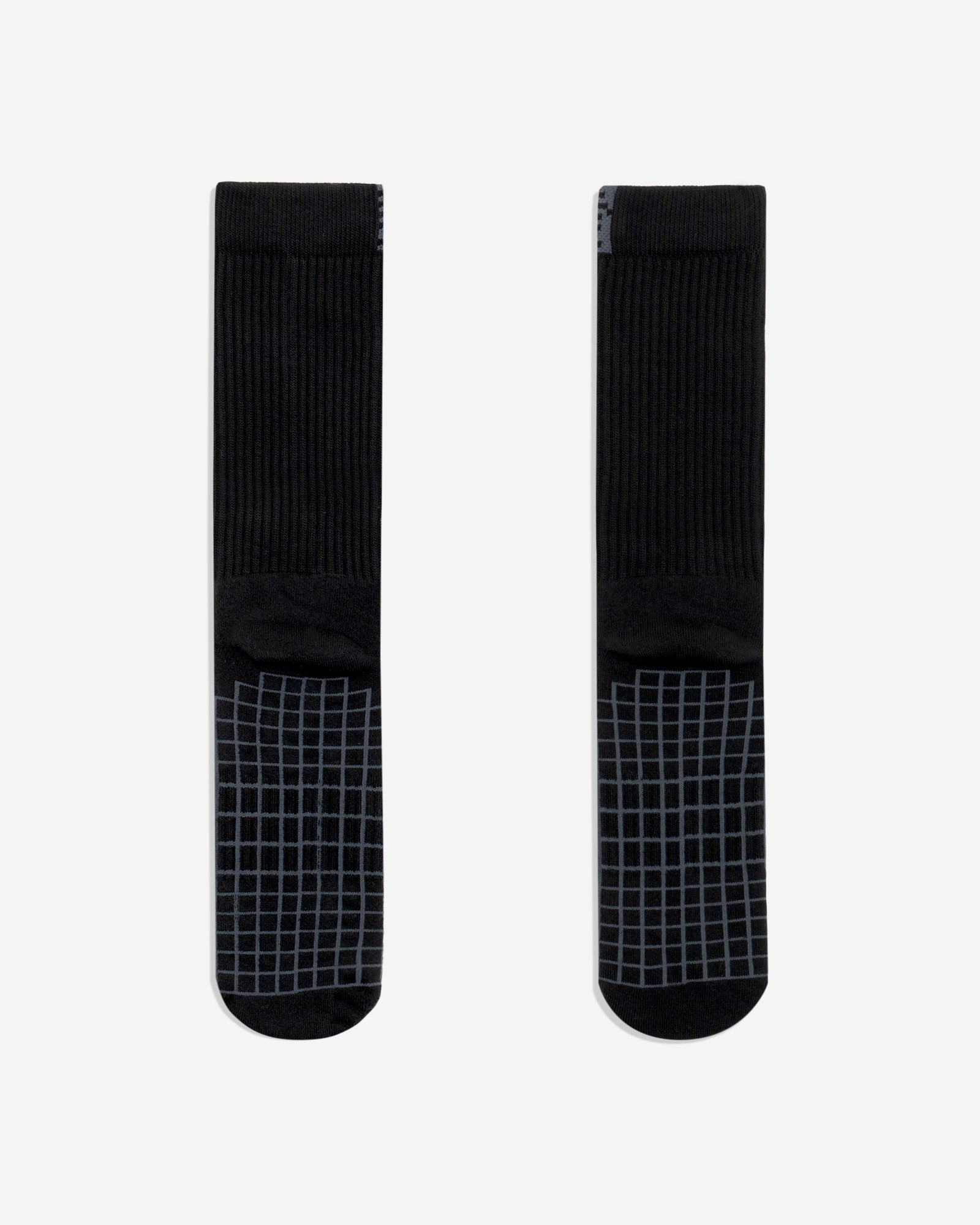 Vista de costas da Meia Cano Alto Kiji Flag na cor Preta. Na sola ,a meia possui um desenho de uma malha quadriculada na cor cinza escuro.