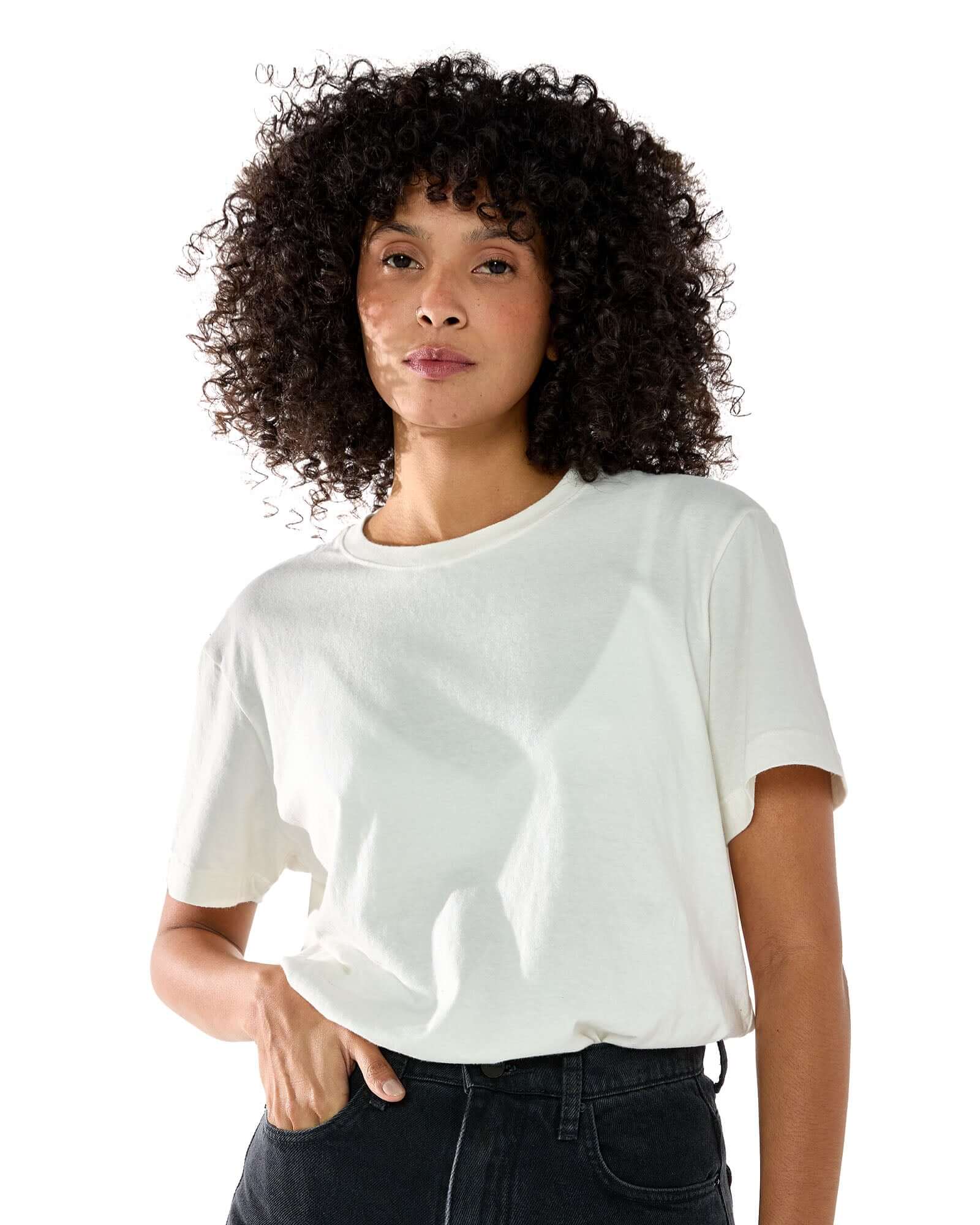 Foto em close da Modelo feminina vestindo a t-shirt classic Kiji de algodão na cor off white.