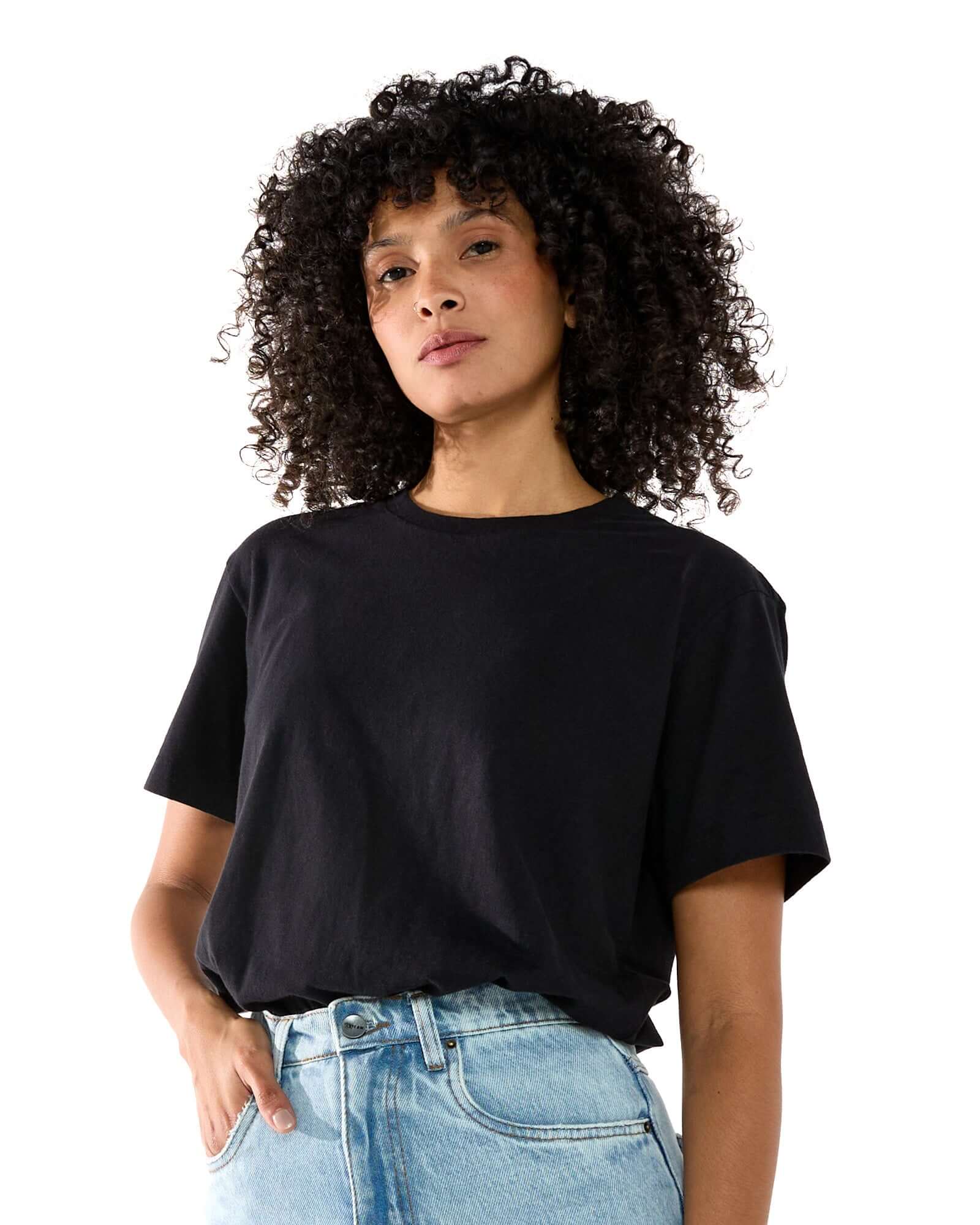 Foto de close da modelo feminina vestindo a t-shirt classic Kiji de algodão na cor preta