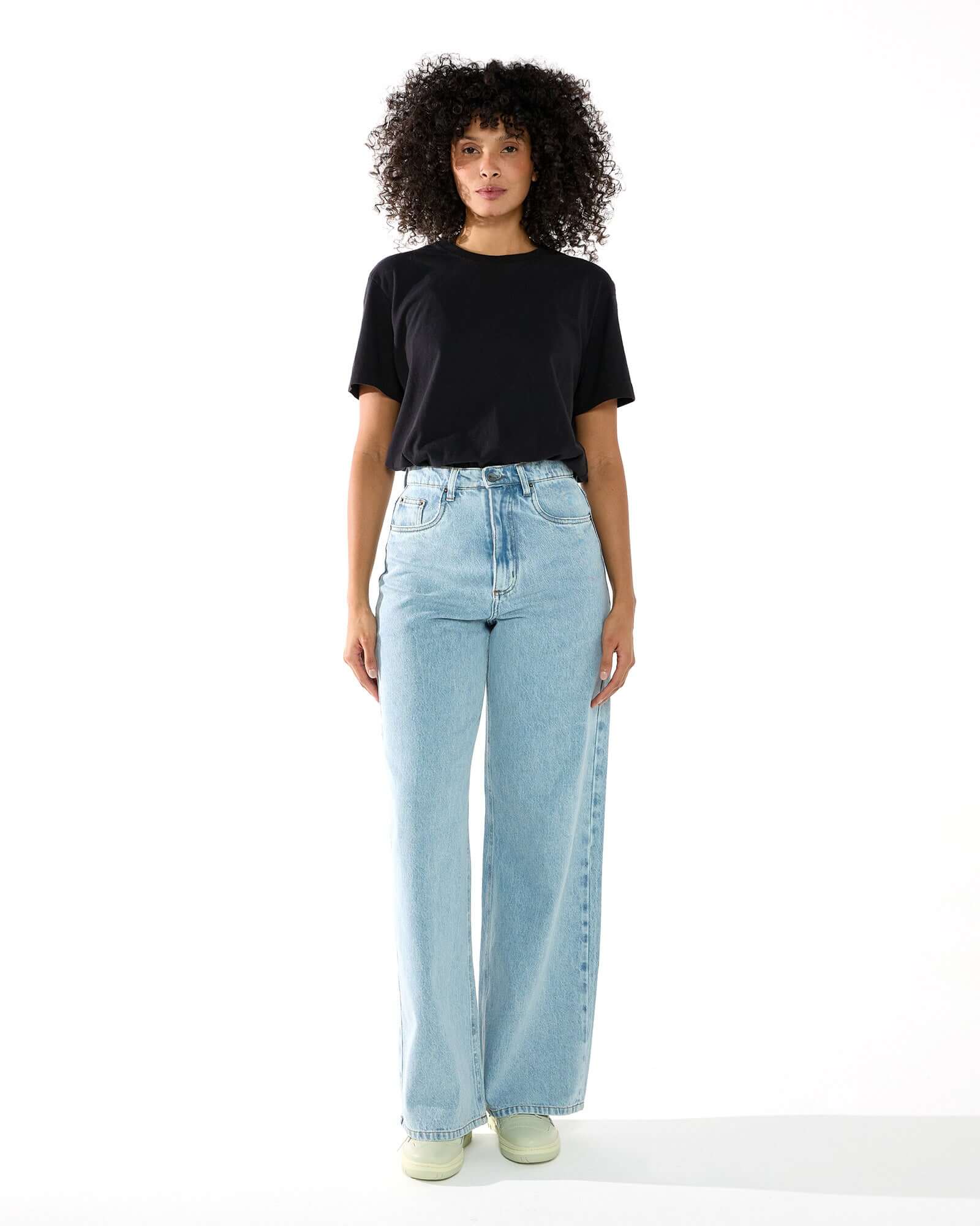 foto de corpo da modelo feminina vestindo a t-shirt classic Kiji de algodão na cor preta e calça jeans