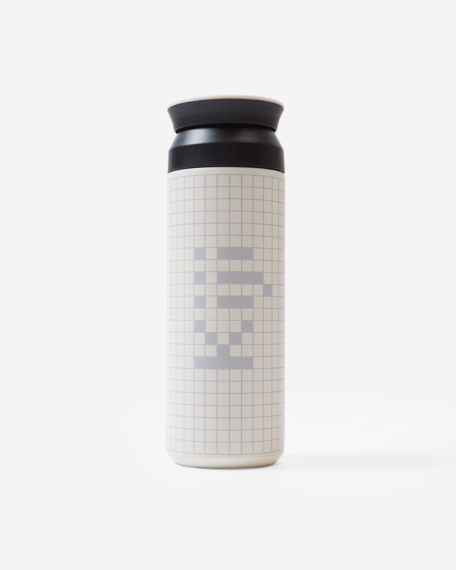 Garrafa térmica com design minimalista em fundo branco, estampa de grade cinza claro e padrão do logo Kiji pixelado ao centro.