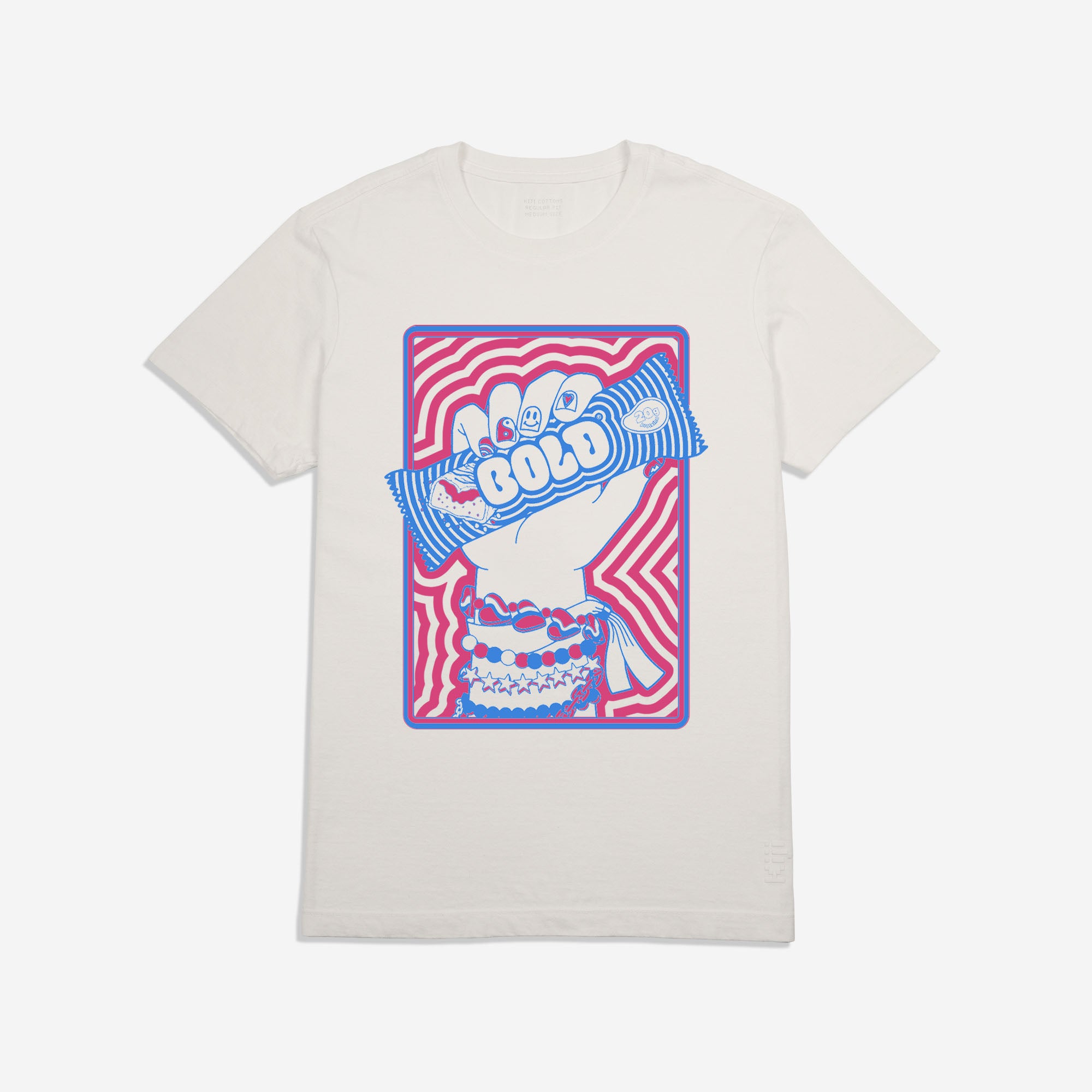 Foto Still da T-Shirt Classic Kiji x BOLD Setlist, estampa na frente da camiseta consiste em uma ilustração vetorial em todos de azul e magenta de uma mão, com varias pulseiras, segurando uma barrinha da bold, ao redor, o contorno do desenho vai até os limites de um retângulo