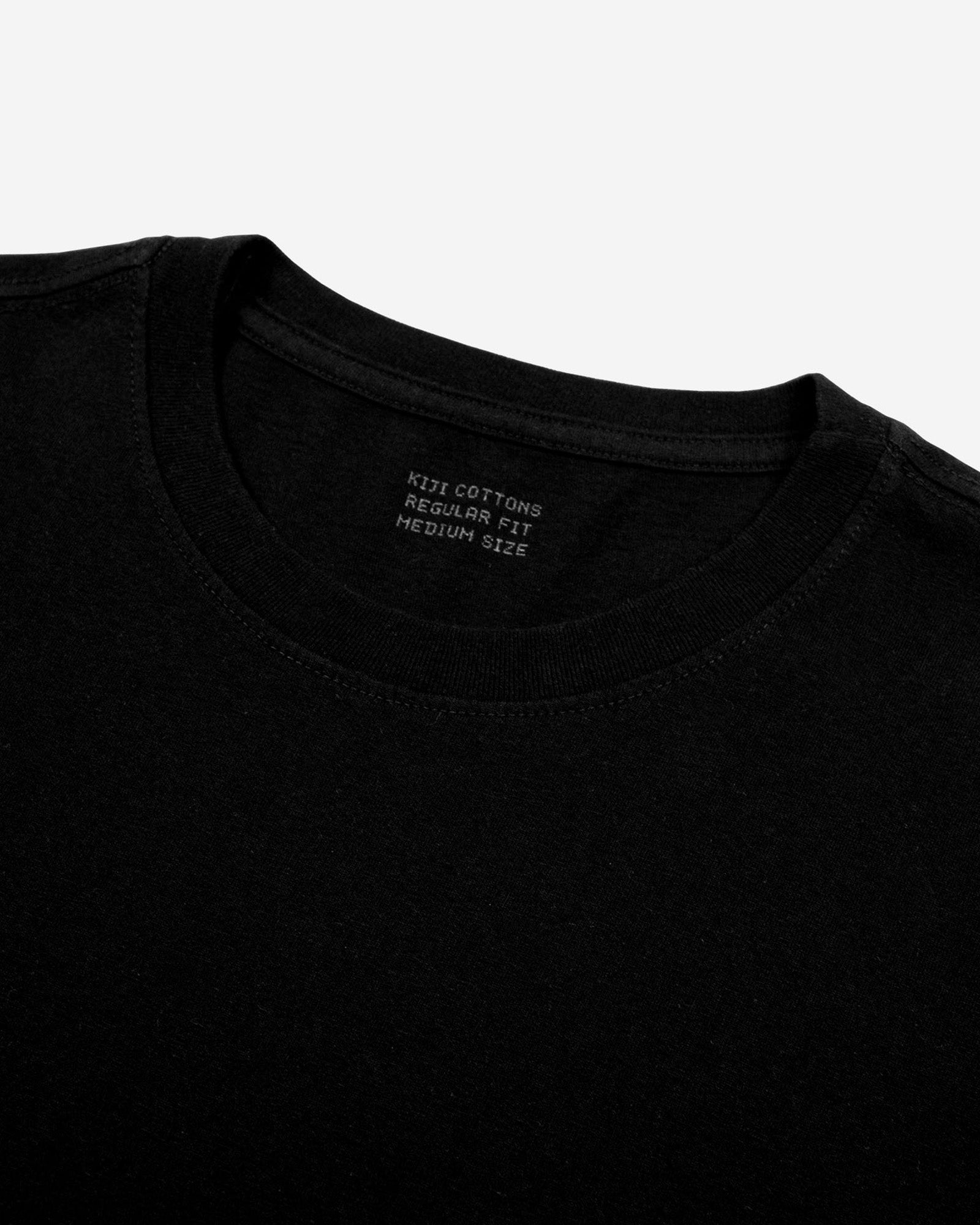 Detalhe da gola careca da camiseta básica Kiji de algodão na cor preta