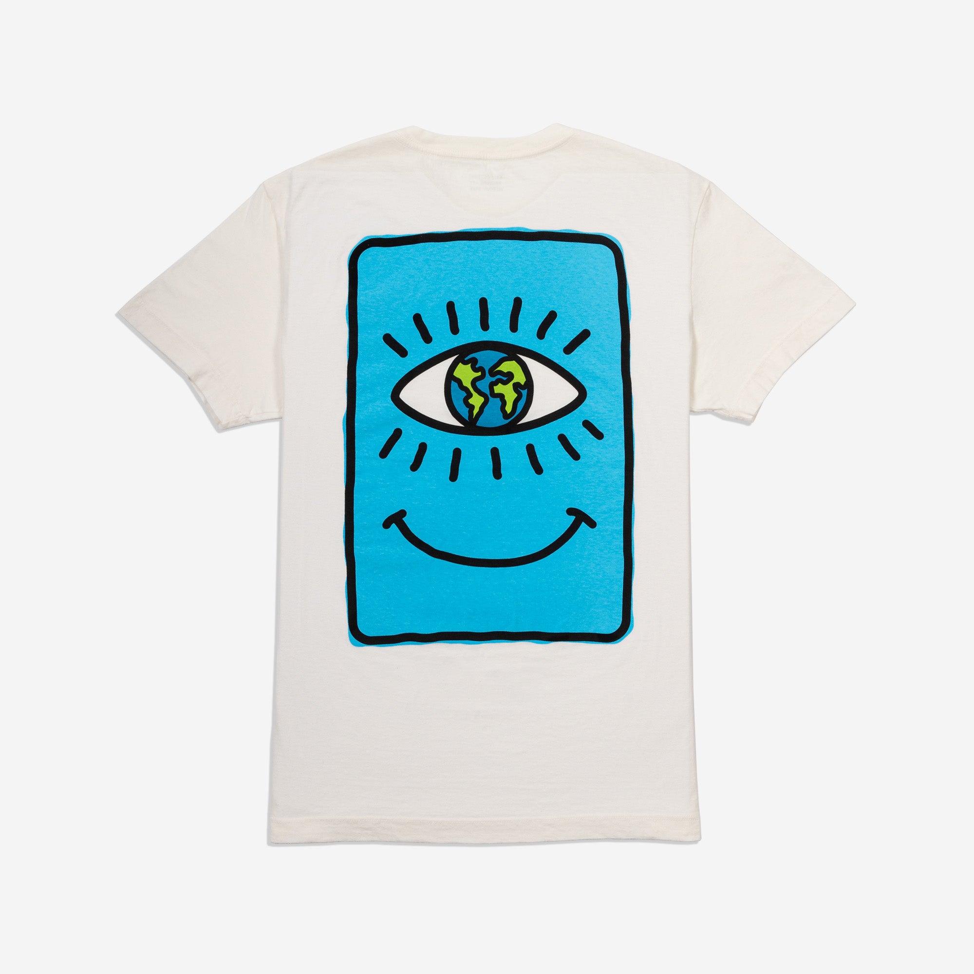 Foto Still da T-Shirt Classic Naveia Off-White, a estampa consiste no símbolo gráfico da Naveia: um retângulo azul de borda preta irregular , dentro há o desenho de um olho (com um globo no lugar da pupila/íris) cílios e um sorriso.