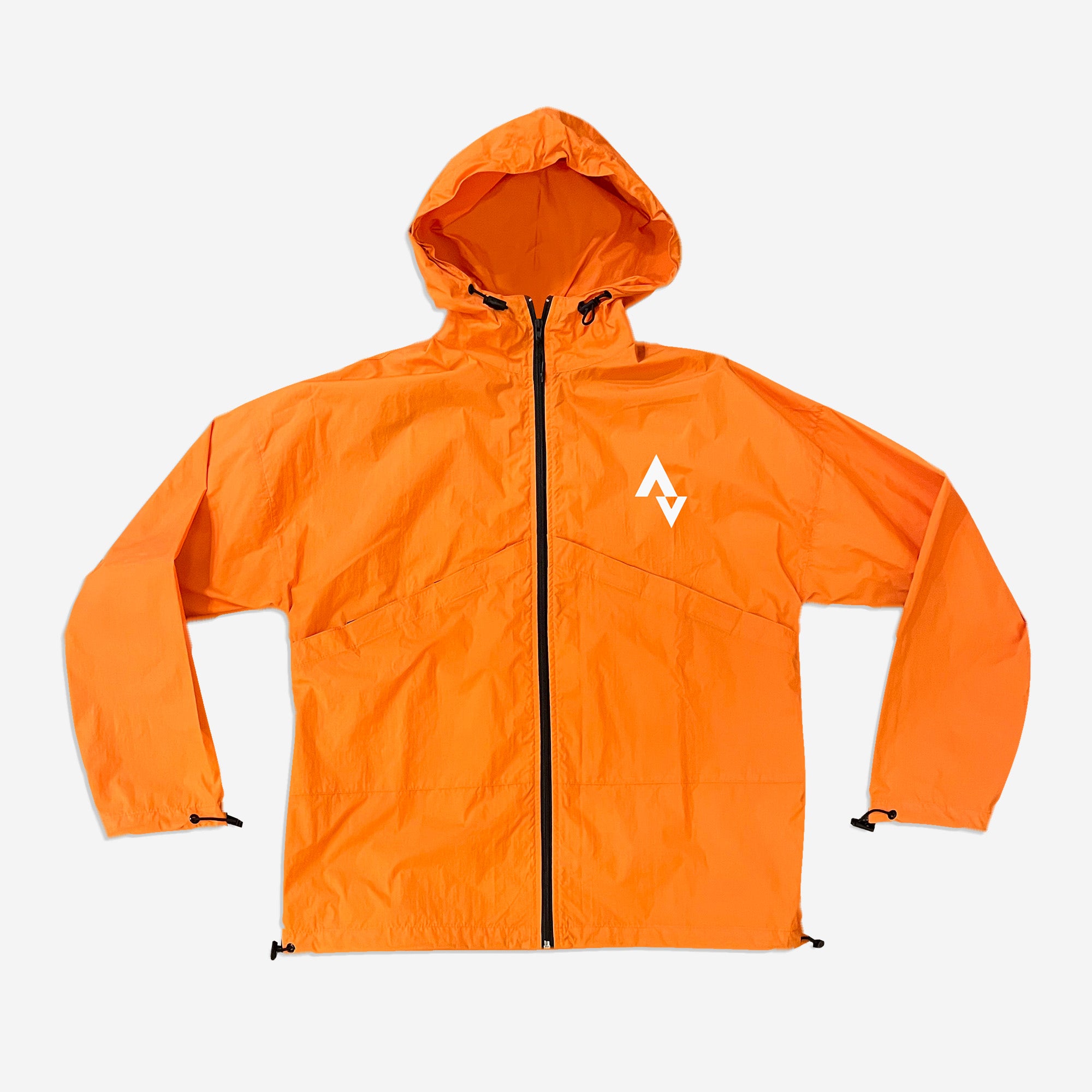 Foto Still da Jaqueta Wind Kiji x Strava, feito de poliamida laranja com o logo do Strava em alto relevo na cor branca do lado esquerdo do peito.