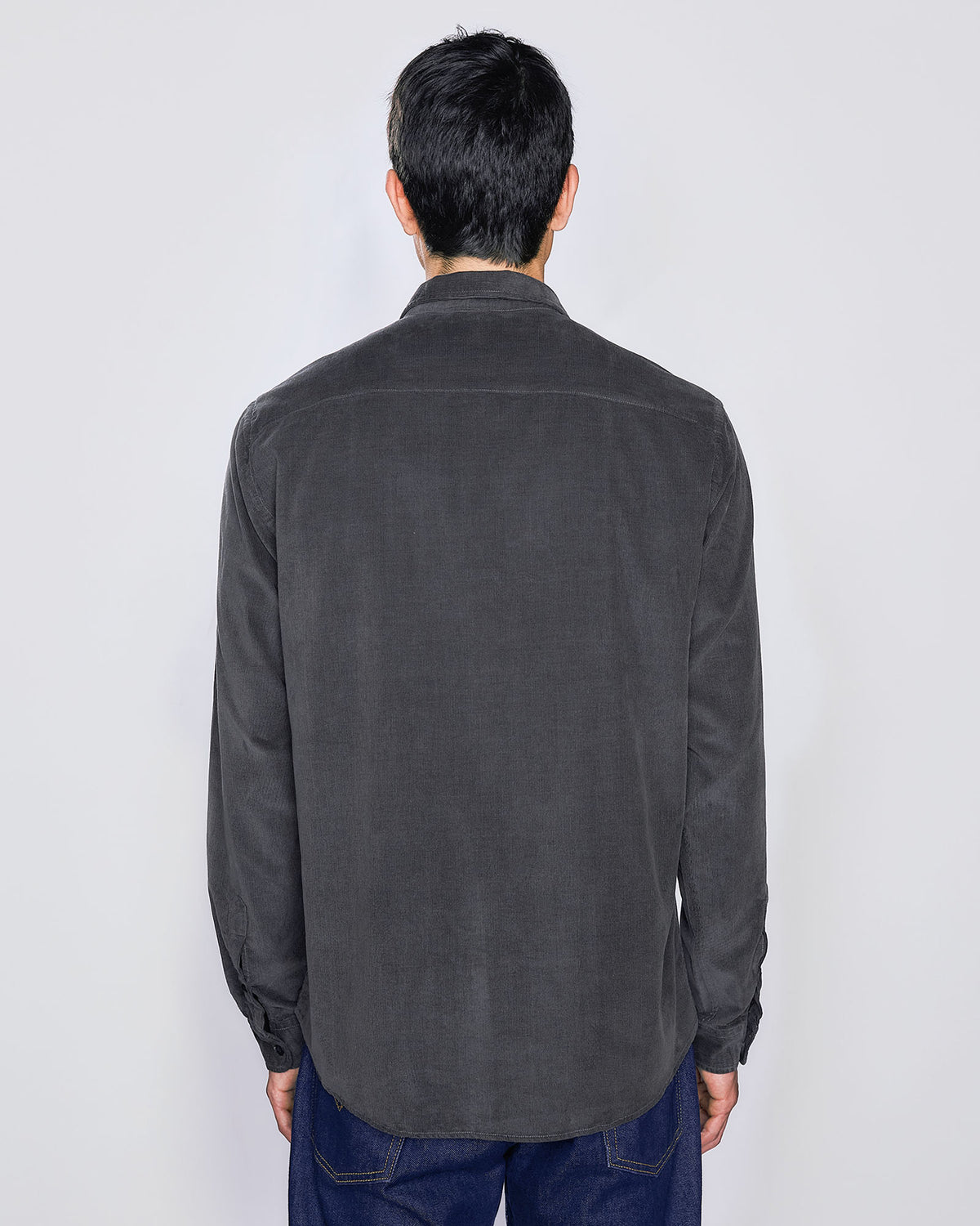 Modelo vestindo Camisa de botão Kiji de costas, na cor preto.