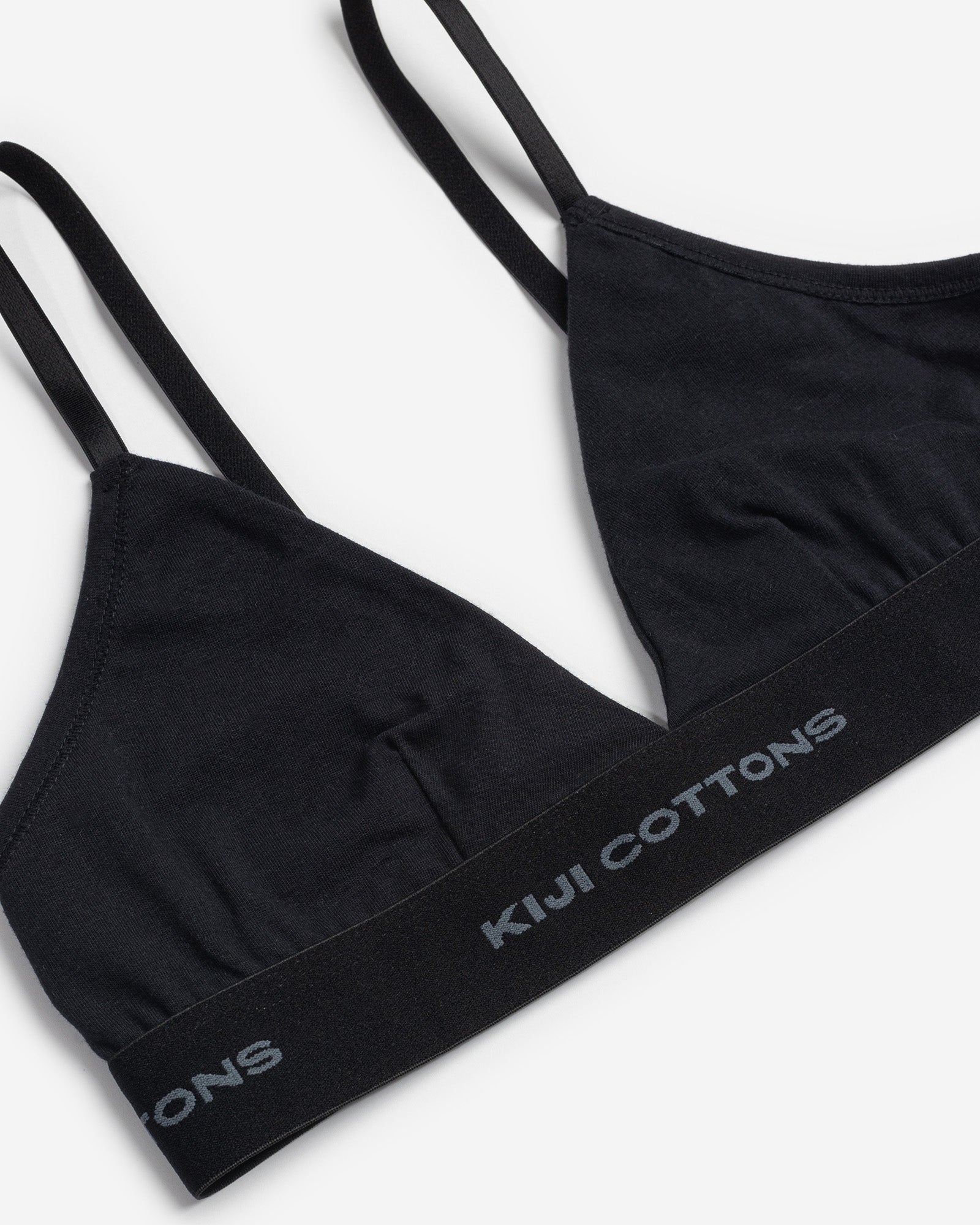 Detalhe do Top V Kiji 100% algodão na cor preta, no qual pode ser visto o elástico Kiji Cottons.
