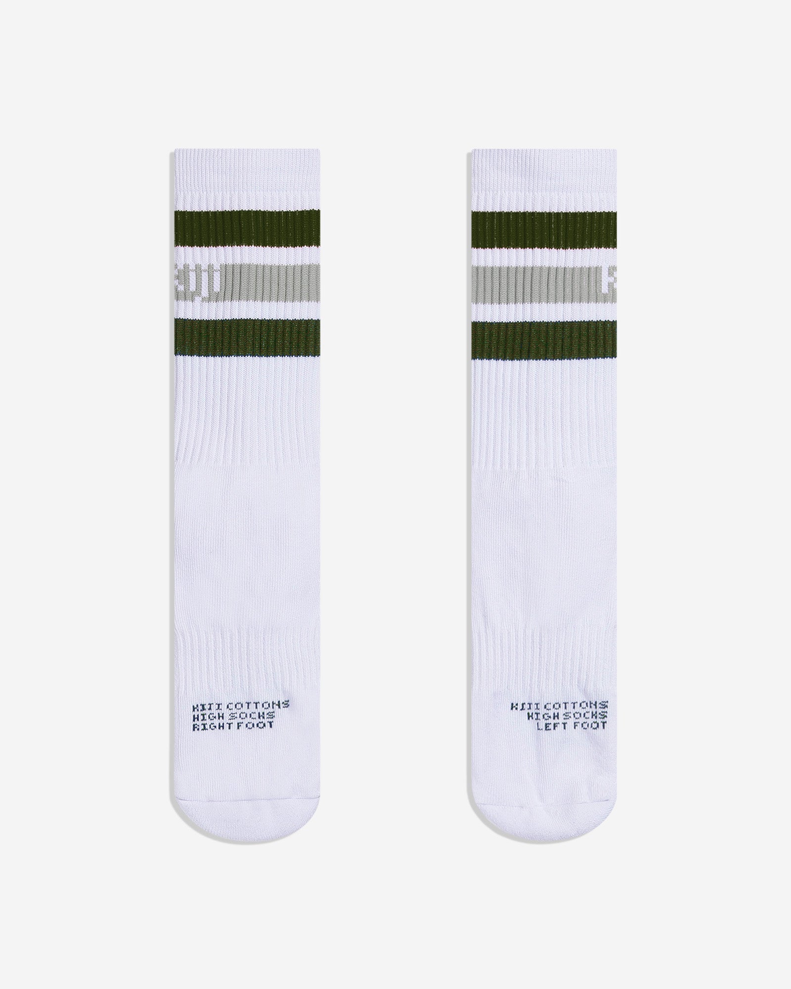 Meias Kiji Stripes SK8 de algodão vistas de frente, a meia é branca com o detalhe de 3 listras (verde, bege e verde) na canela e a indicação de pé esquerdo/direito no peito dos pés.