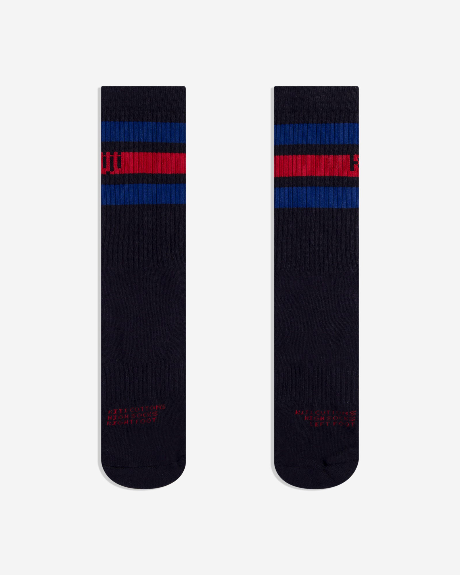 Meias Kiji Stripes SK8 de algodão vistas de frente, a meia é branca com o detalhe de 3 listras (azul, vermelho, azul) na canela e a indicação de pé esquerdo/direito no peito dos pés.