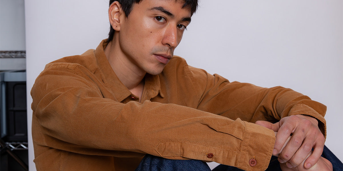 Detalhe do modelo vestido a camisa de botão unique kiji velvet, na cor caramelo