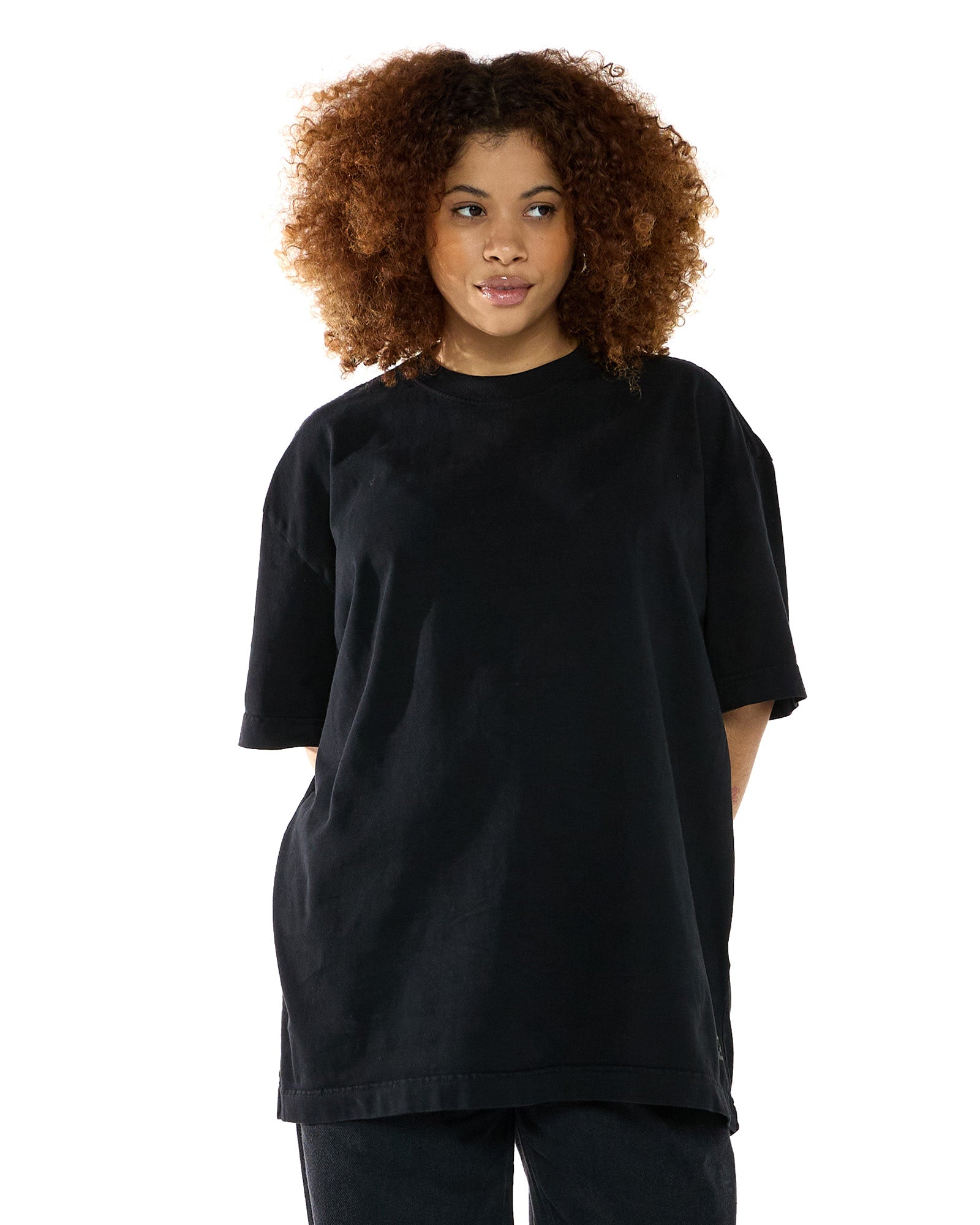 Modelo feminina usando a t-shirt oversized da Kiji na cor preta. Vista de frente