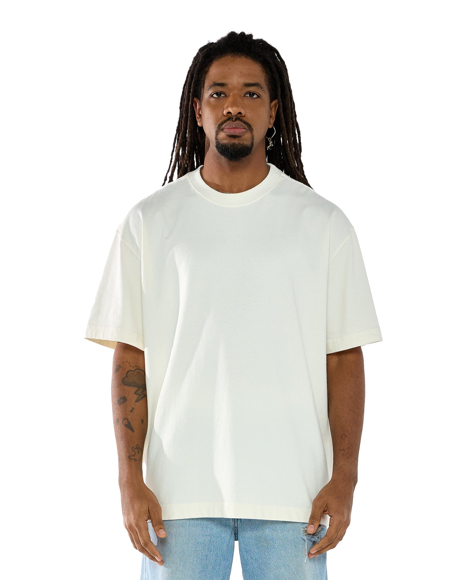 Modelo vestindo a t-shirt oversized na cor off white, vista de frente