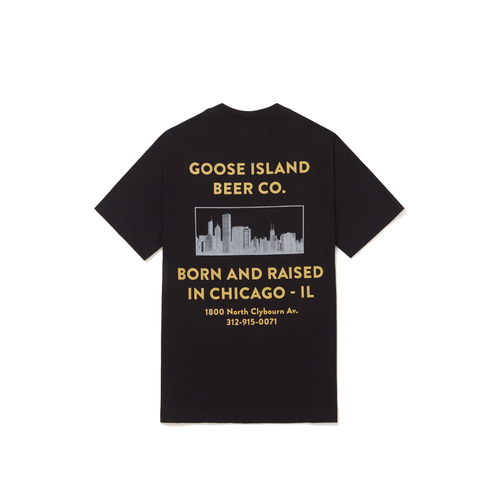 Foto Still da T-Shirt Classic Kiji x Goose Island Born and Raised Preta, a estampa fica nas costas com uma foto de chicago centralizada, acima dela, em amarelo, temos os os dizeres "Goose Island Beer Co." e abaixo "Born and Raised in Chicago - IL ", além da localização da avenida onde a foto foi tirada. 