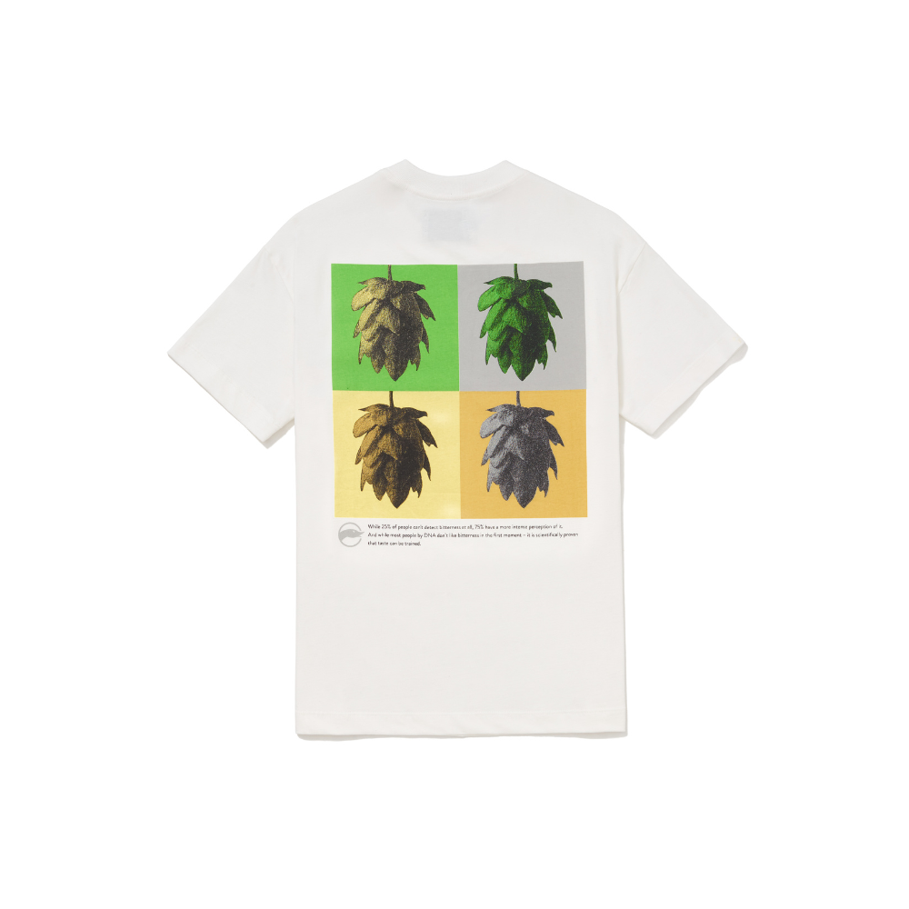 Foto Still da T-Shirt Classic Kiji x Goose Island Hops Off-White, a estampa fica nas costas e é formado por um quadro divido em 4 quadrados menores, cada um deles se alterna com a imagem de uma pitaya: pitaya amarela com fundo verde, pitaya verde com fundo cinza, pitaya amarela escura com fundo amarelo claro, pitaya cinza com fundo laranja. 