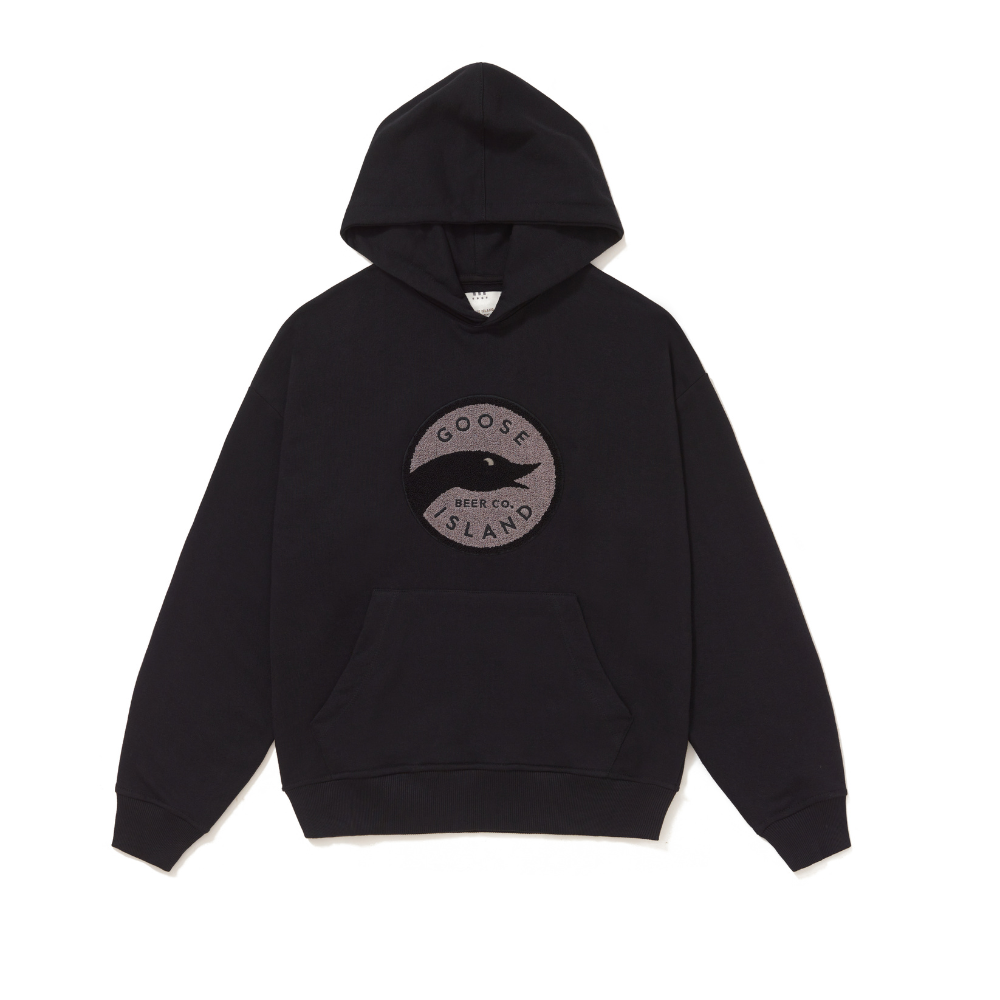 Foto Still do Moletom com capuz Kiji x Goose Island Preto, a estampa é localizada centralizada no peito e foi bordado o logo da marca em tons de marrom claro e preto