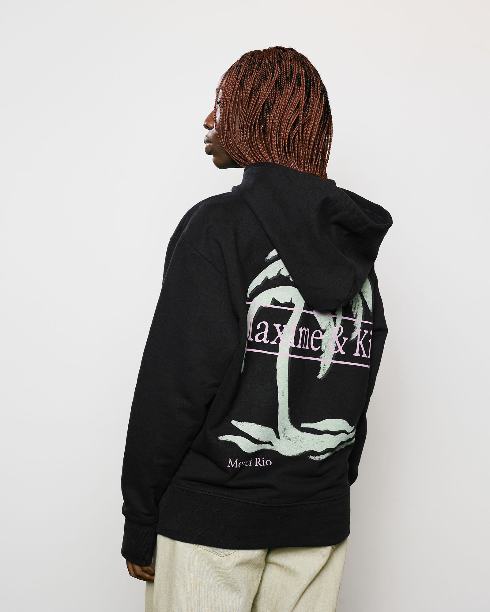 Hoodie Moletom Kiji x Maxime Palm Tree - Preto, estilo unissex em moletom confortável, com estampa de palmeira, produzido no Brasil.