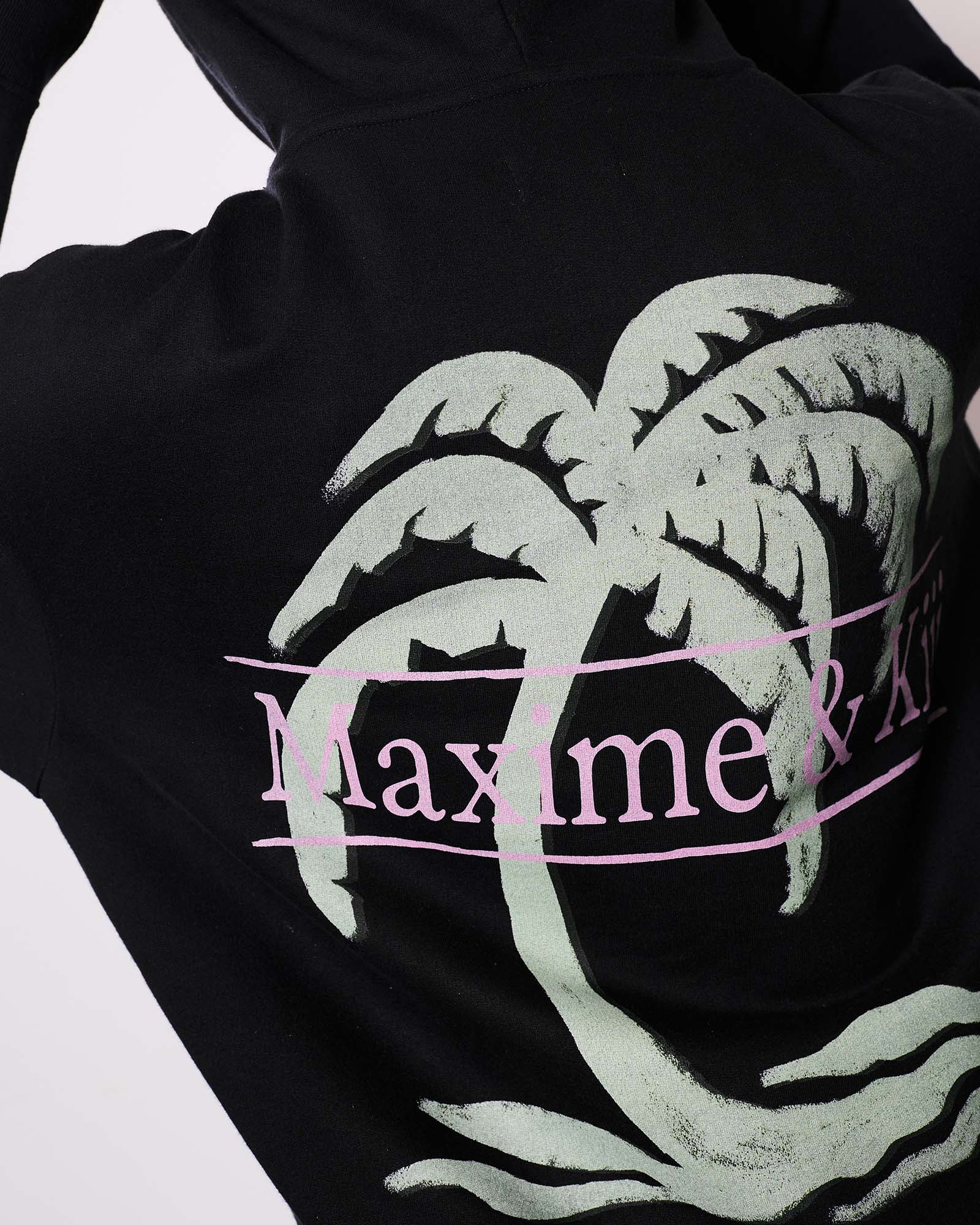 Preto hoodie com estampa de palmeira e logo Maxime & Kiji, feito de moletom 100% algodão, unissex.