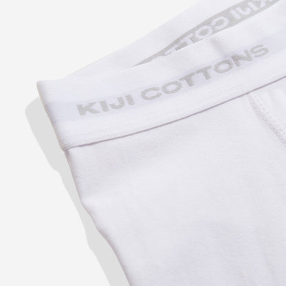 Foto de detalhe com zoom no elástico da cueca kiji boxer branca, onde está escrito kiji cottons.