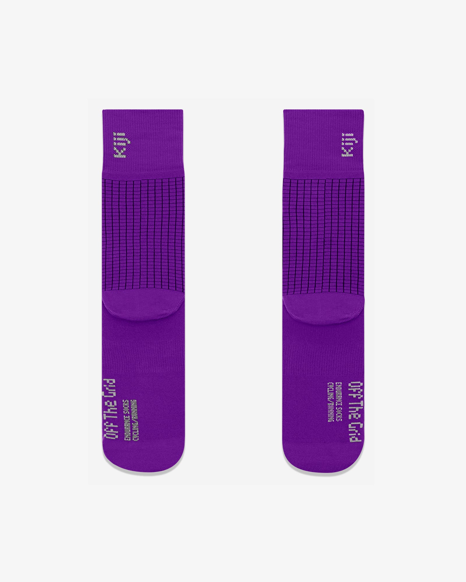 Vista de Costas da Meia Kiji Running and Cycling Roxa, a meia possui o logo da kiji na canela e os dizeres "Off The Grid - Endurance Socks Cycling/Running" na sola