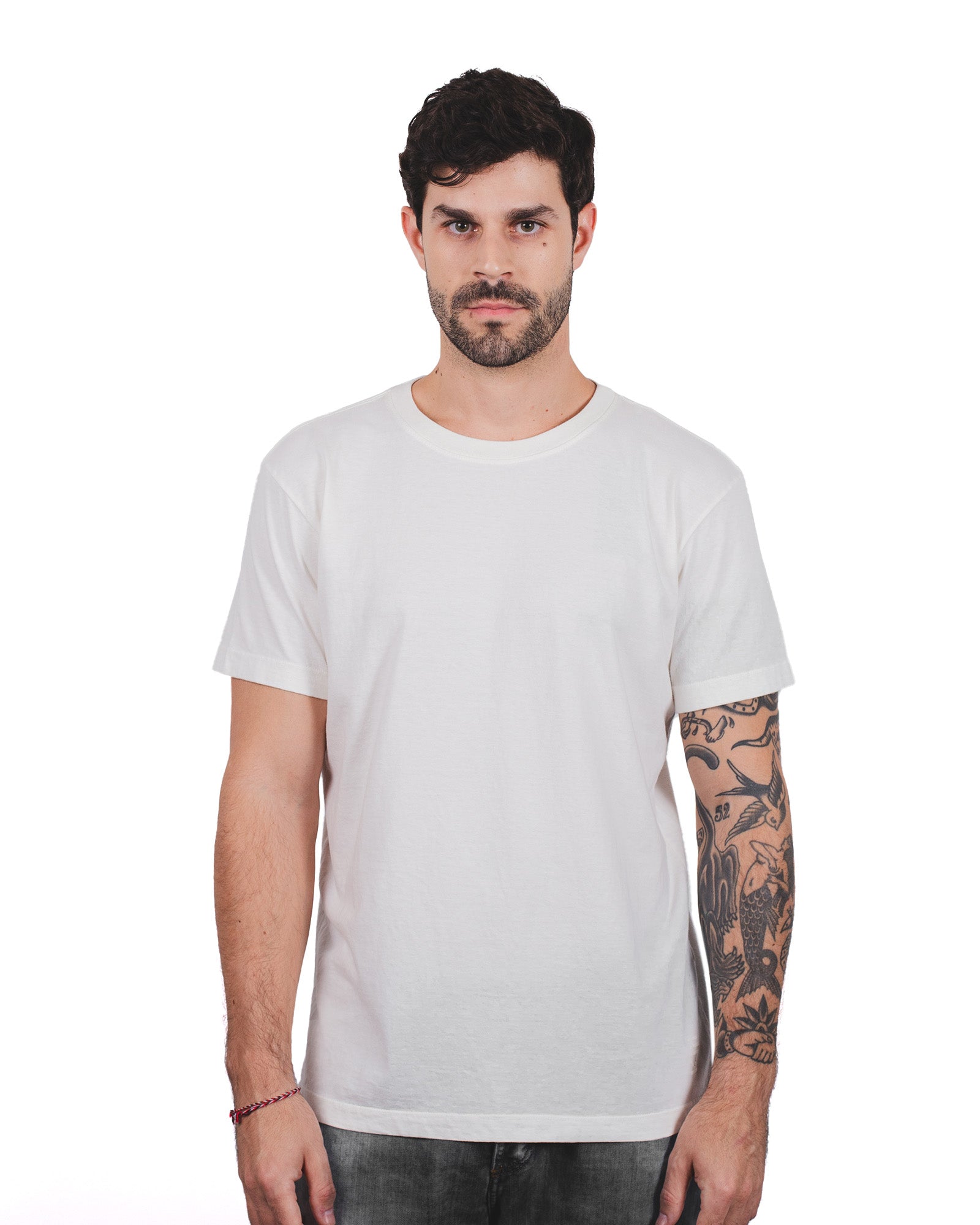 Modelo vestindo a t-shirt classic Kiji de algodão na cor off white.