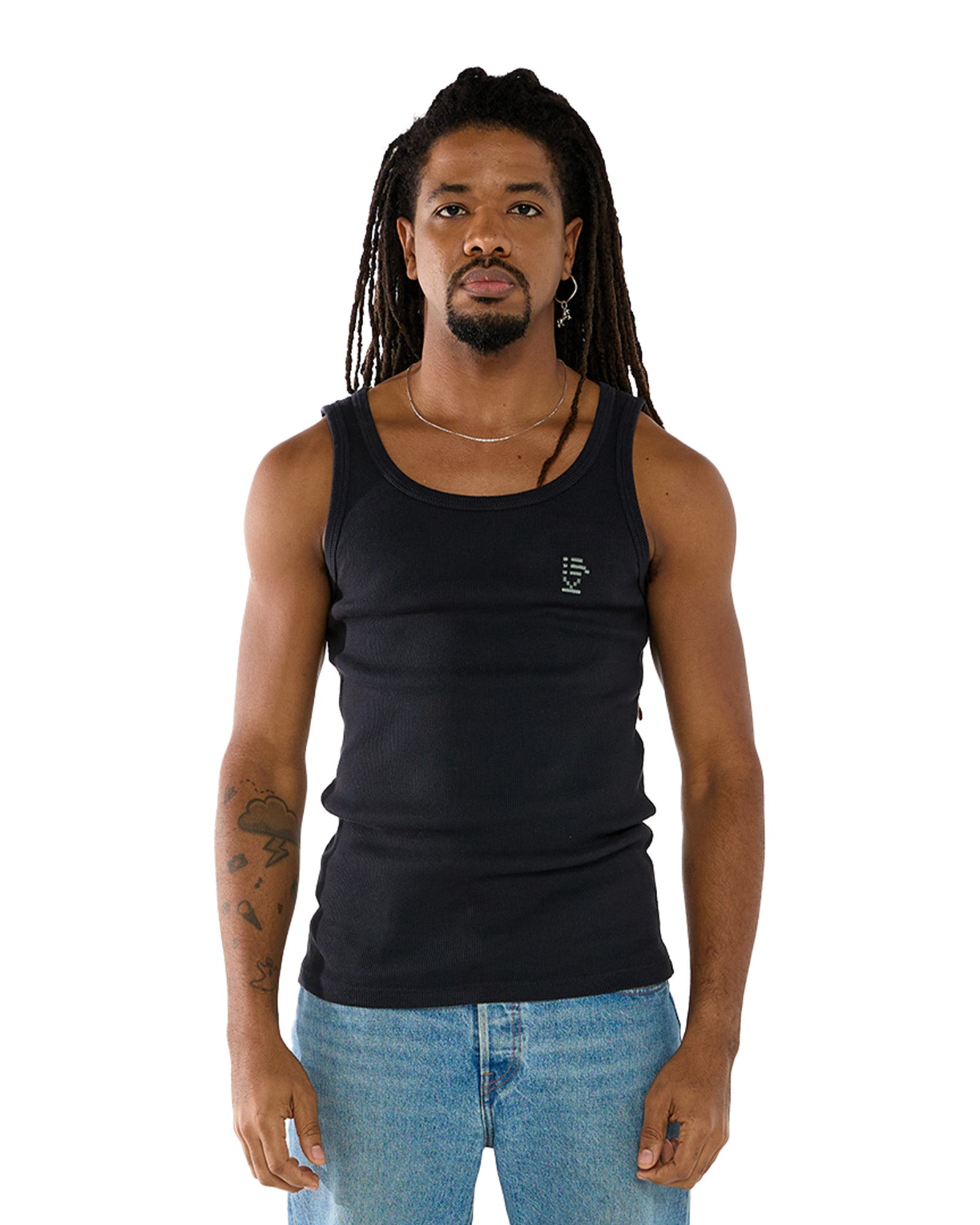 Modelo Negro, de Dreads e calça preta, vestindo a regata canelada Tank-Top Kiji na cor Preta