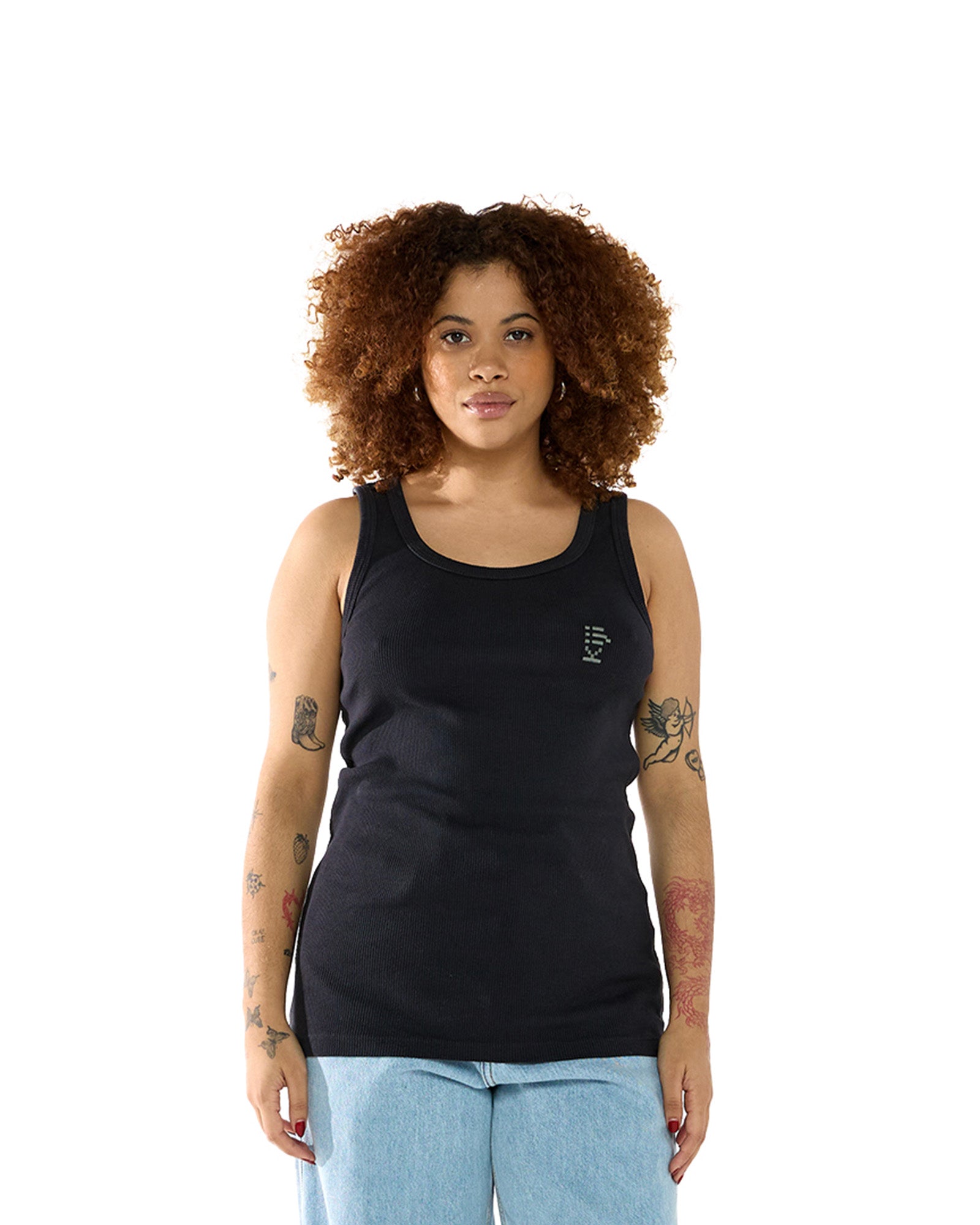 Modelo Negra de costas, de cabelo preto, vestindo a regata canelada Tank-Top Kiji na cor preta.Branca