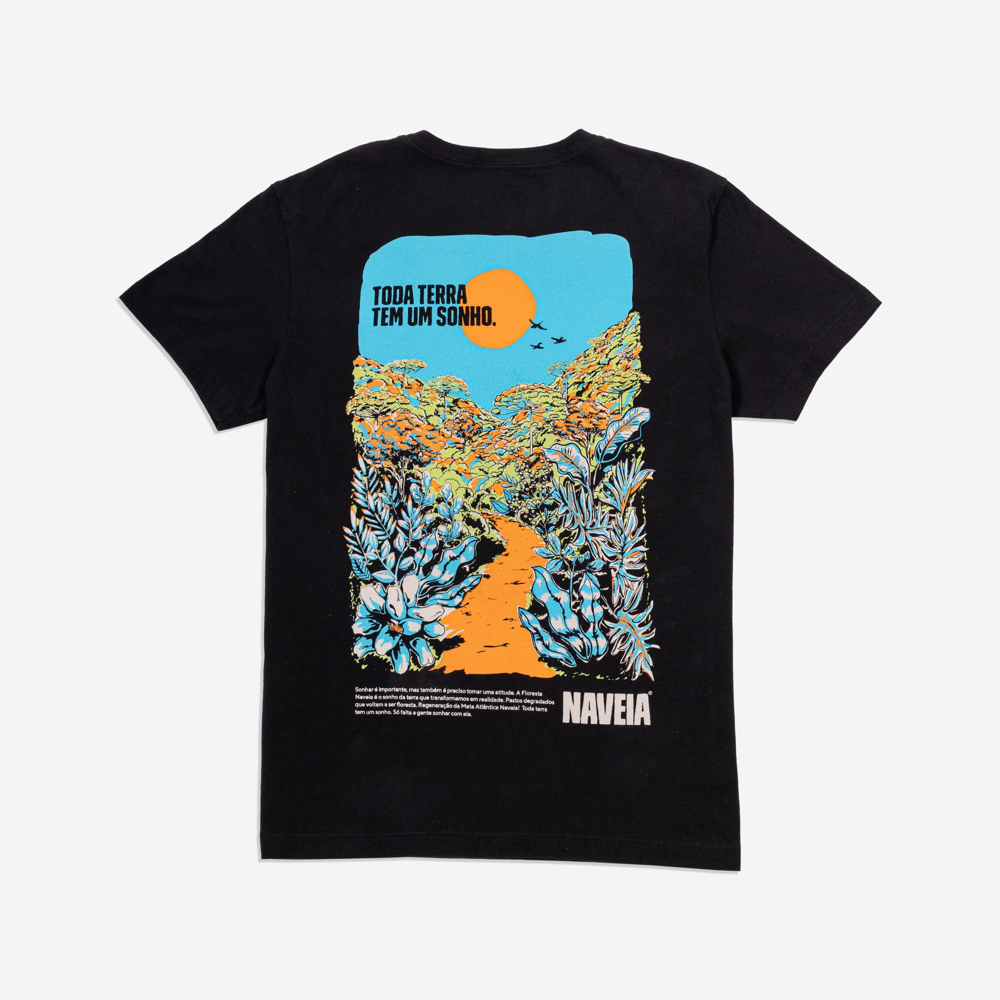 Foto Still da T-shirt Classic Floresta Naveia Preta, a ilustração das costas consiste em uma floresta vetorizada em tons de laranja e azul bem vibrantes