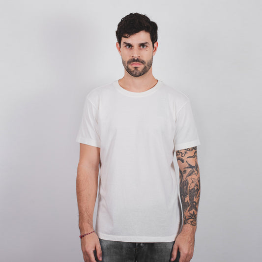 Modelo veste t-shirt classic Kiji de algodão na cor off white.