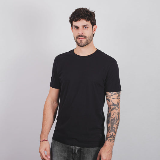 Modelo veste t-shirt classic Kiji de algodão na cor preta