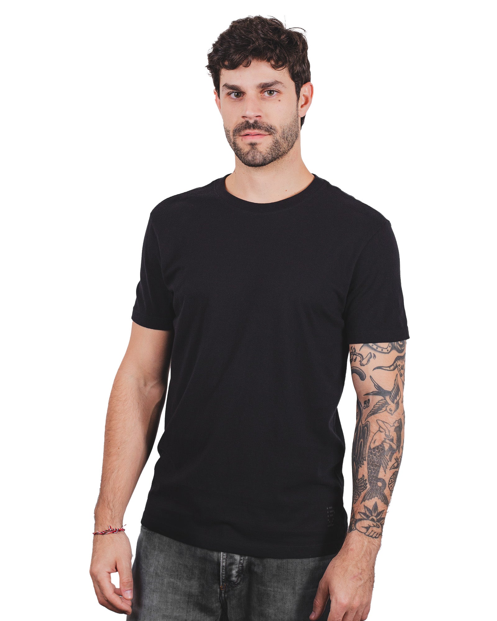 Modelo veste t-shirt classic Kiji de algodão na cor preta