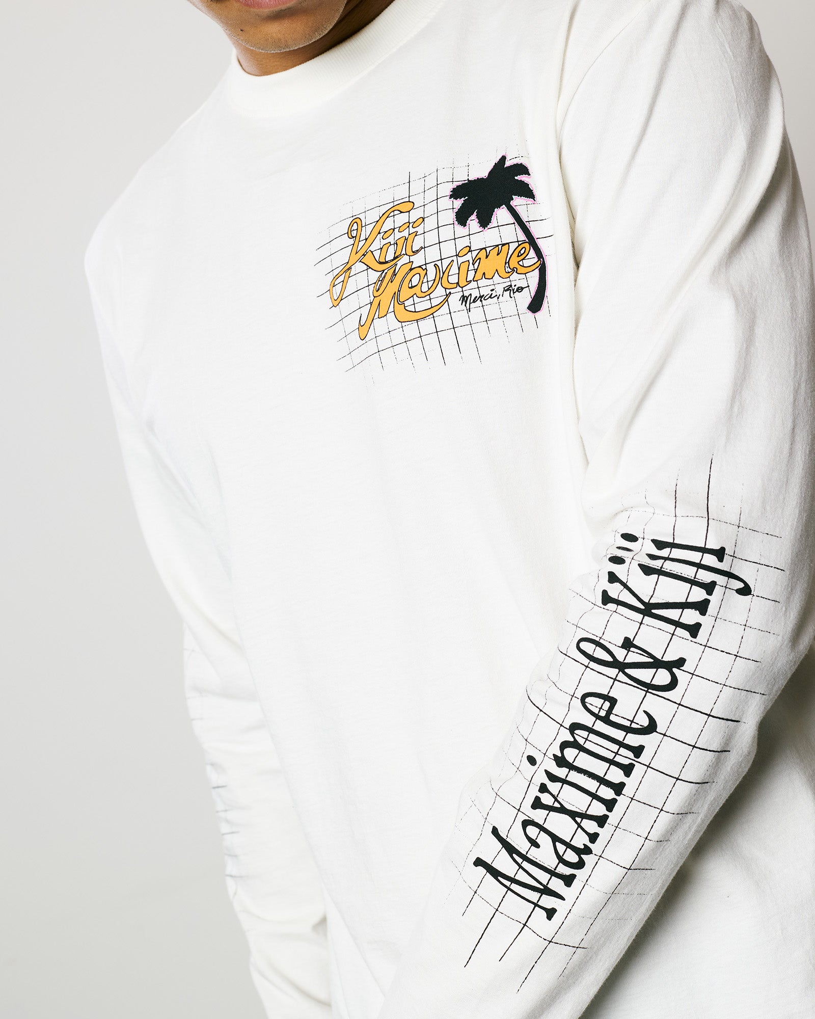 T-Shirt Classic Manga Longa Kiji x Maxime S.L.B. em Off White, com estampa de palmeira e detalhes em grid.