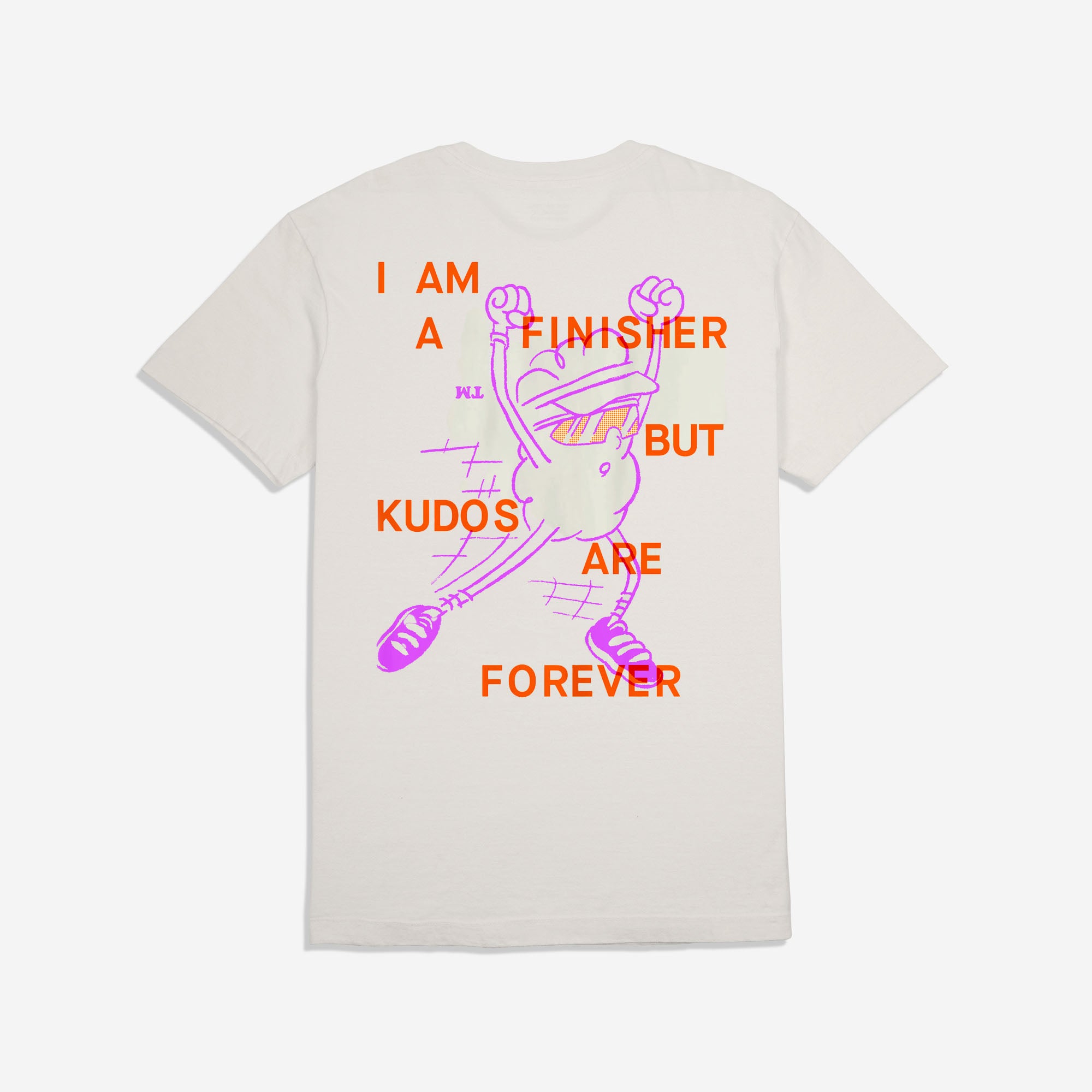 Foto Still da Tshirt Stravito Finisher Off-White, a estampa fica nas costas e possui uma ilustração na cor rosa do personagem stravito, um "grão de poeira estilizado" de óculos e tênis. acima disso tudo, temos a frase "i am a finisher but kudos are forever" em caixa alta, laranja e sem serifa.