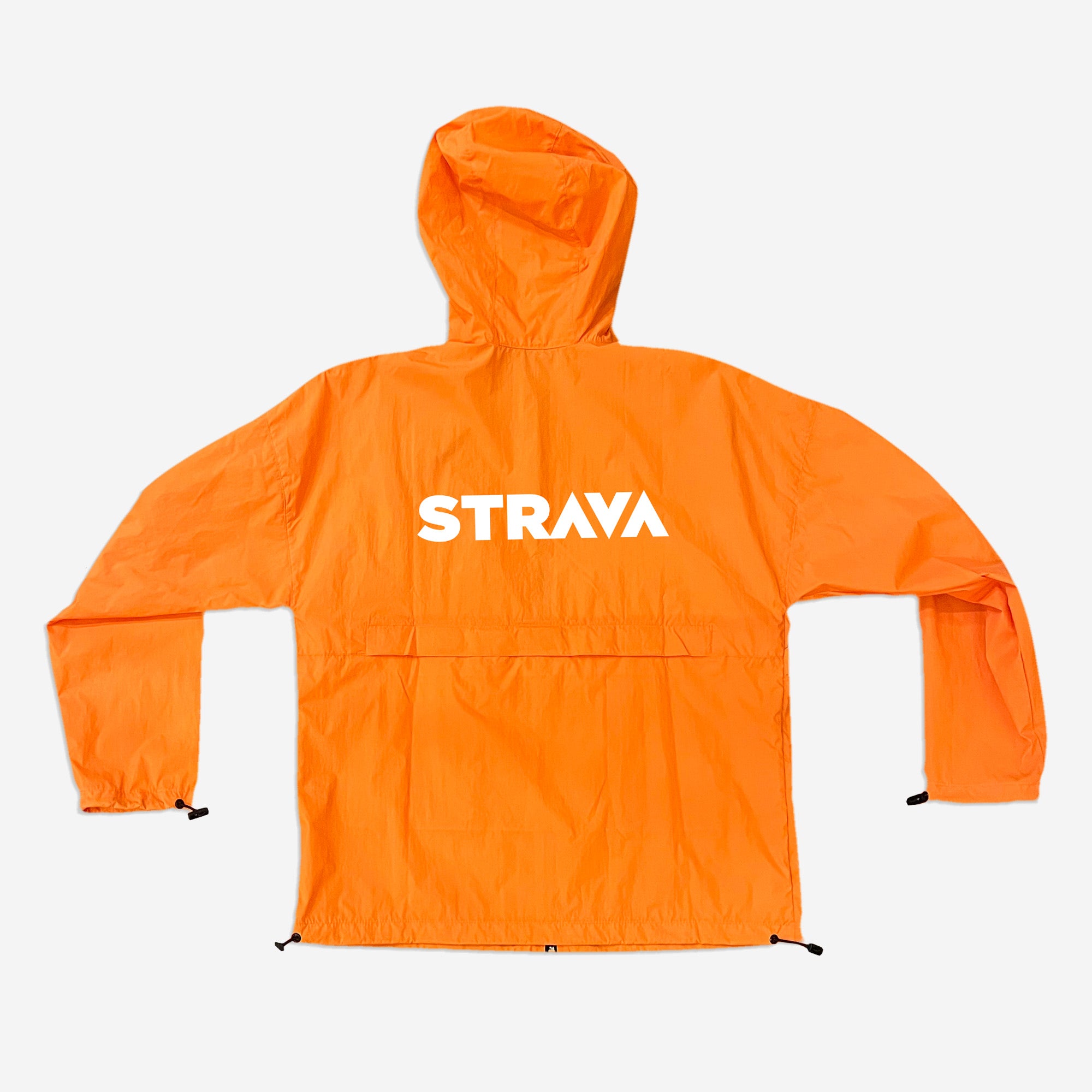 Foto Still da Jaqueta Wind Kiji x Strava, feito de poliamida laranja com o logotipo do Strava em alto relevo na cor branca ao centro.