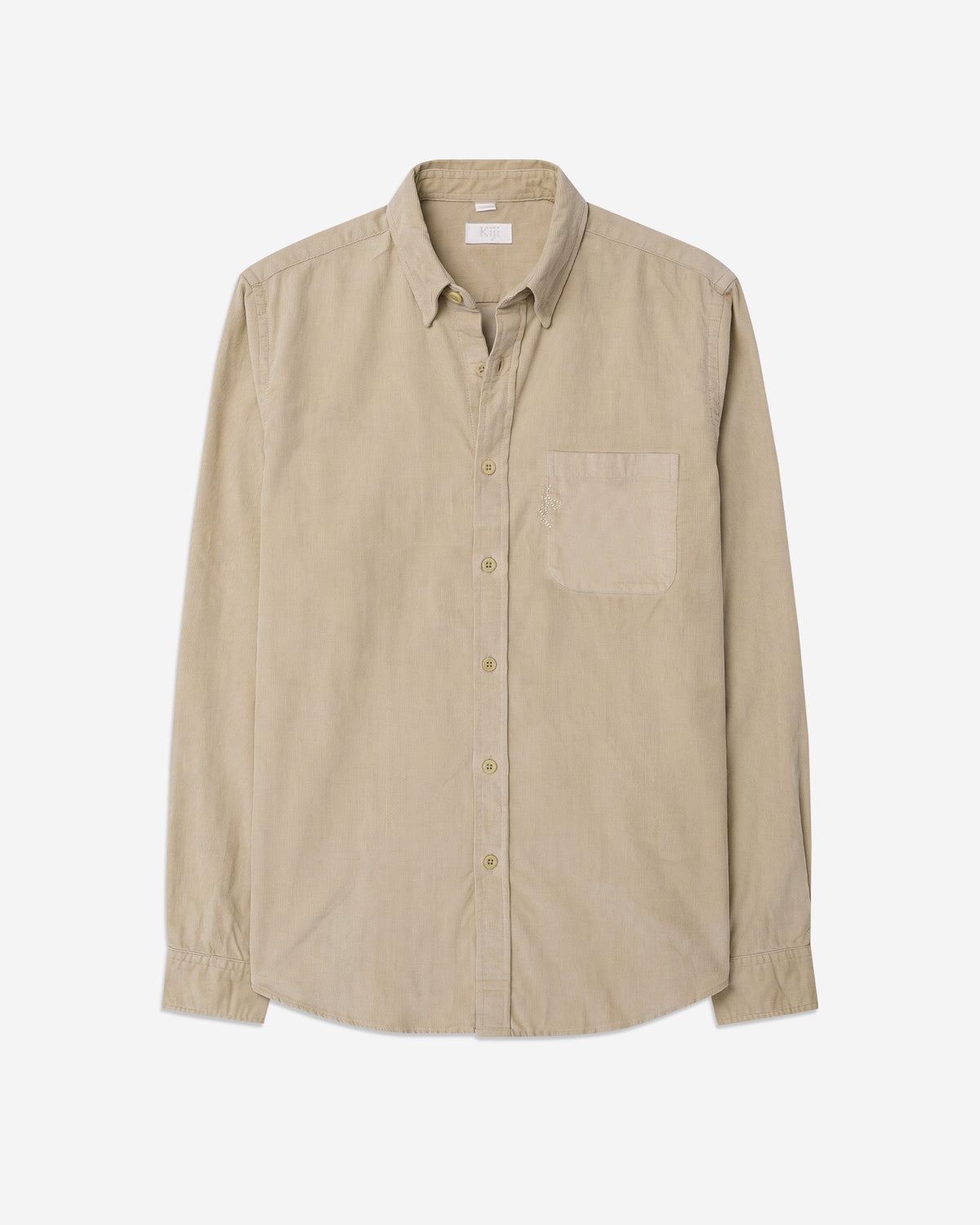 Camisa Unique Kiji Velvet, com modelagem regular, vista de frente, no fundo cinza claro, na cor creme, com bordado logo no bolso