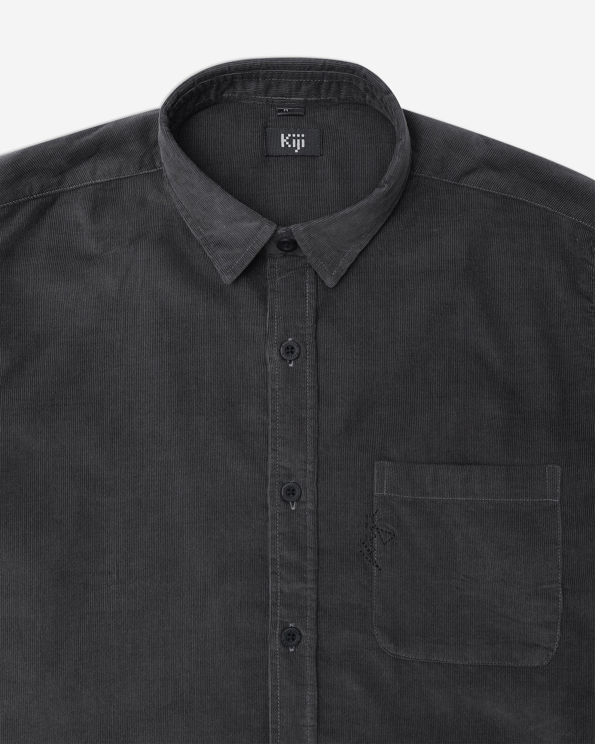 Camisa Unique Kiji Velvet, com foco nos detalhes da gola e bolso na frente, no fundo cinza claro, na cor preto, com bordado logo no bolso