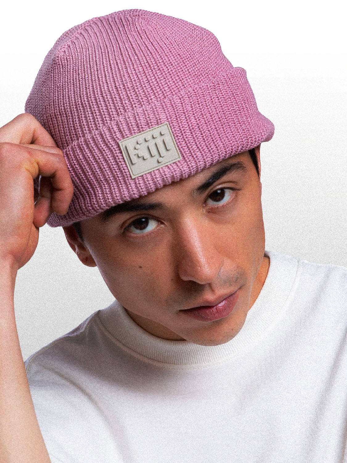 Modelo de frente vestindo o borro 8bit kiji na cor rose, com etiqueta 'Kiji' emborracha na cor cinza