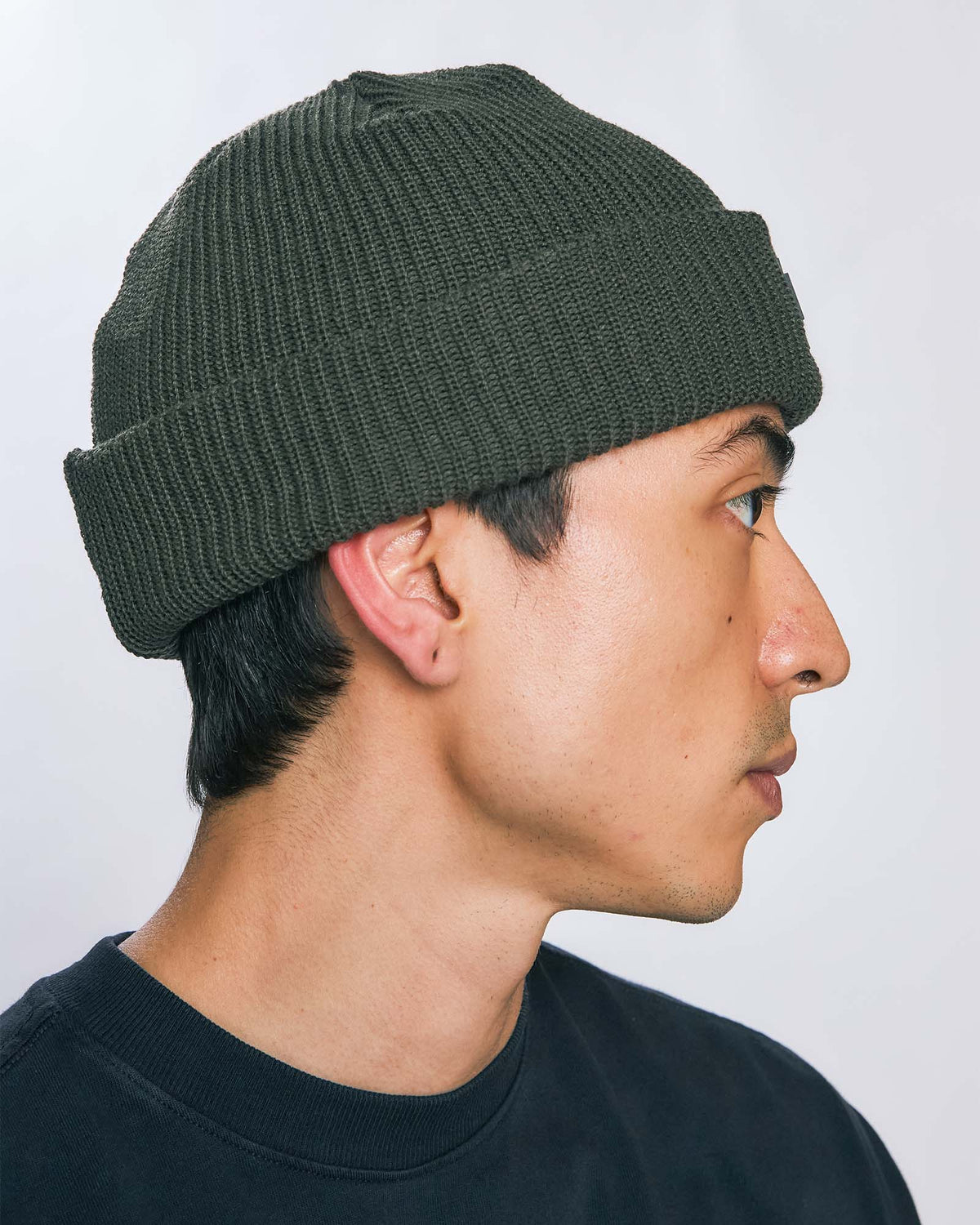 Modelo vestindo Gorro 8bit Kiji de lado, na cor musgo