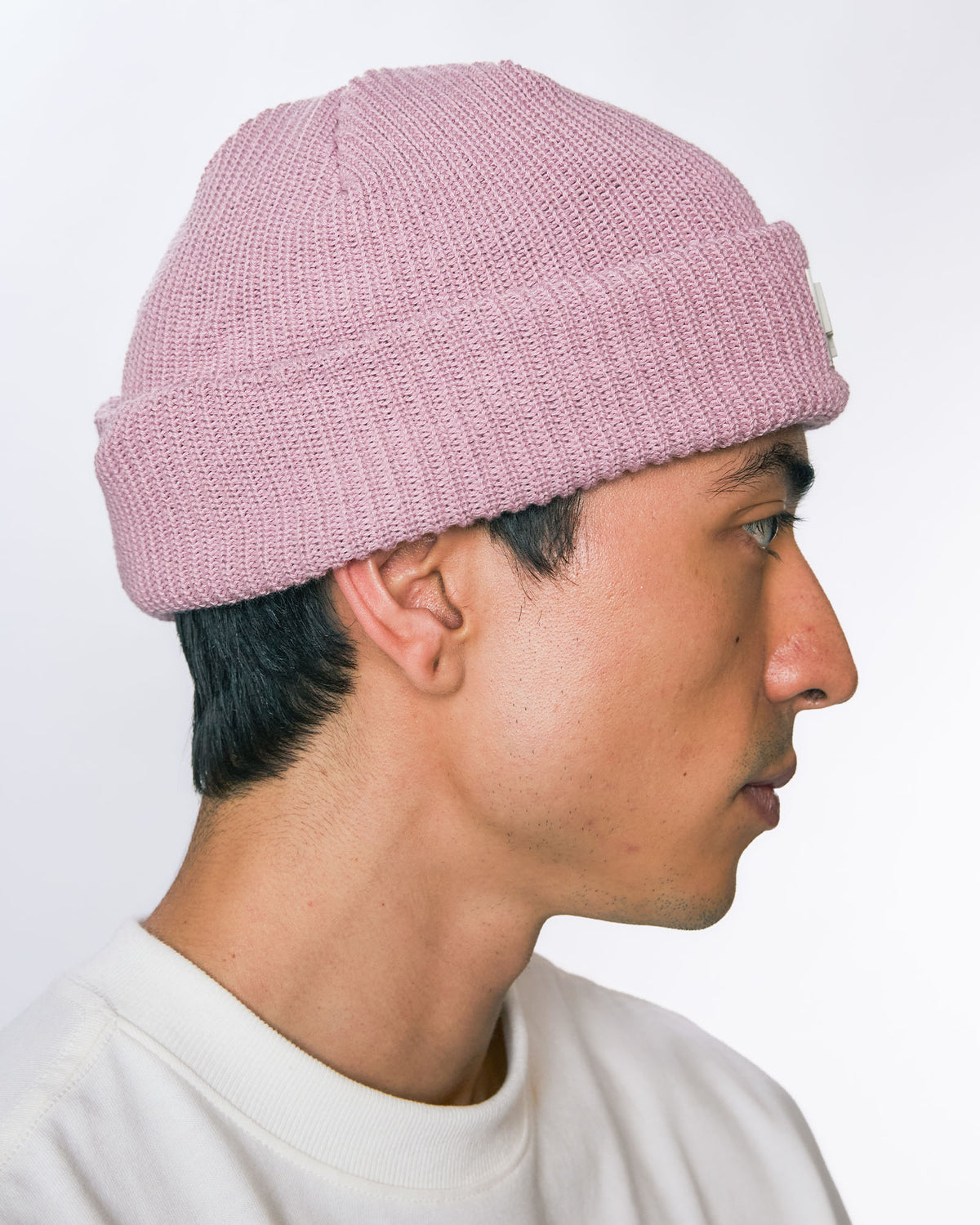 Modelo vestindo Gorro 8bit Kiji de lado, na cor rose.