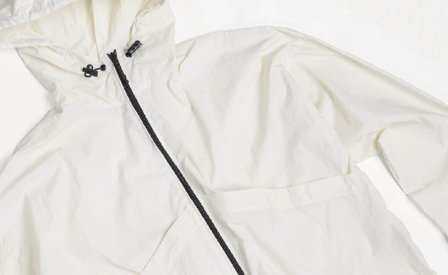 Detalhe Jaqueta wind, na cor off white